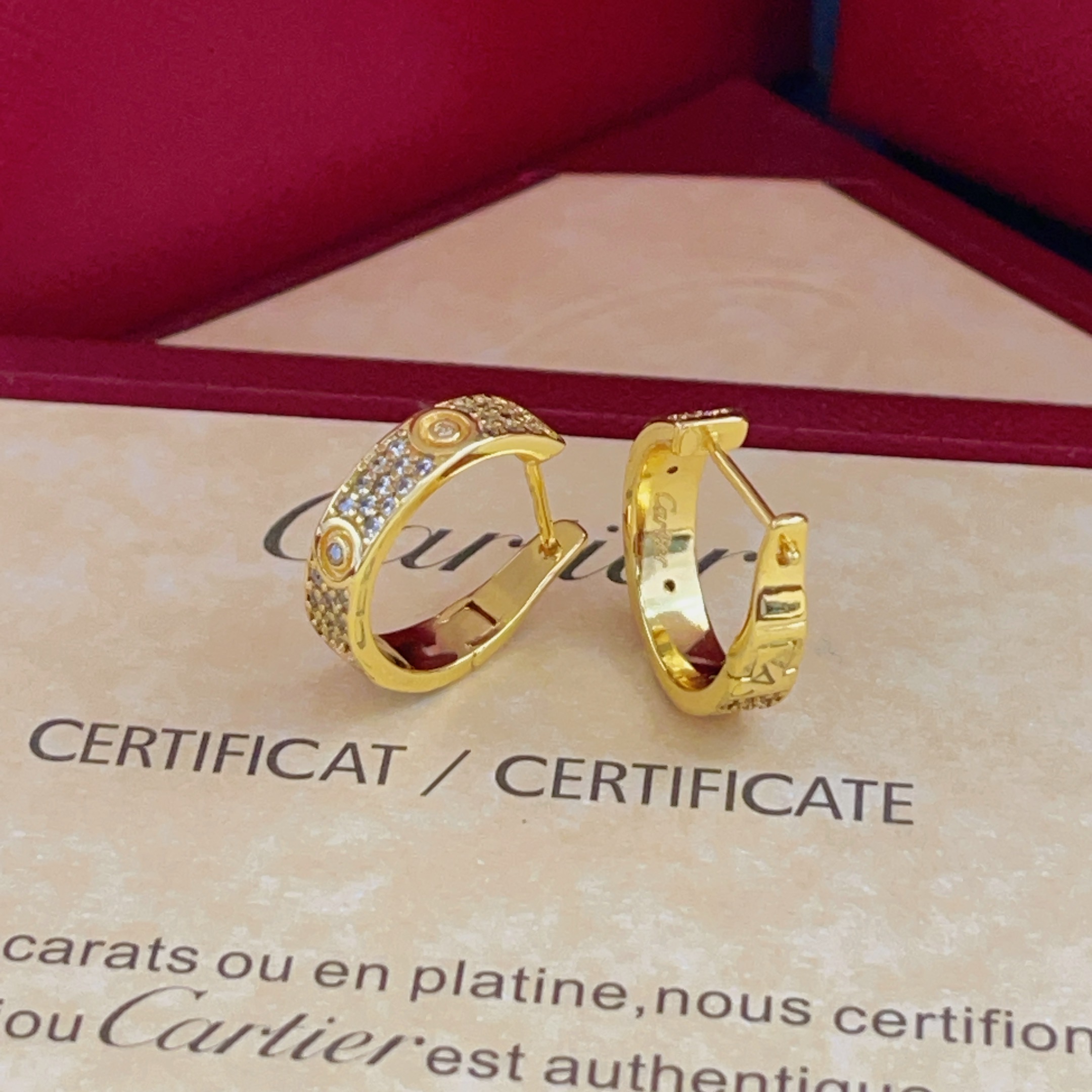 Cartier Cartie*最新款 耳钉一致ZP黄铜材质，非常的上镜‼ 设计很特别值得入手 高级手工坊系列