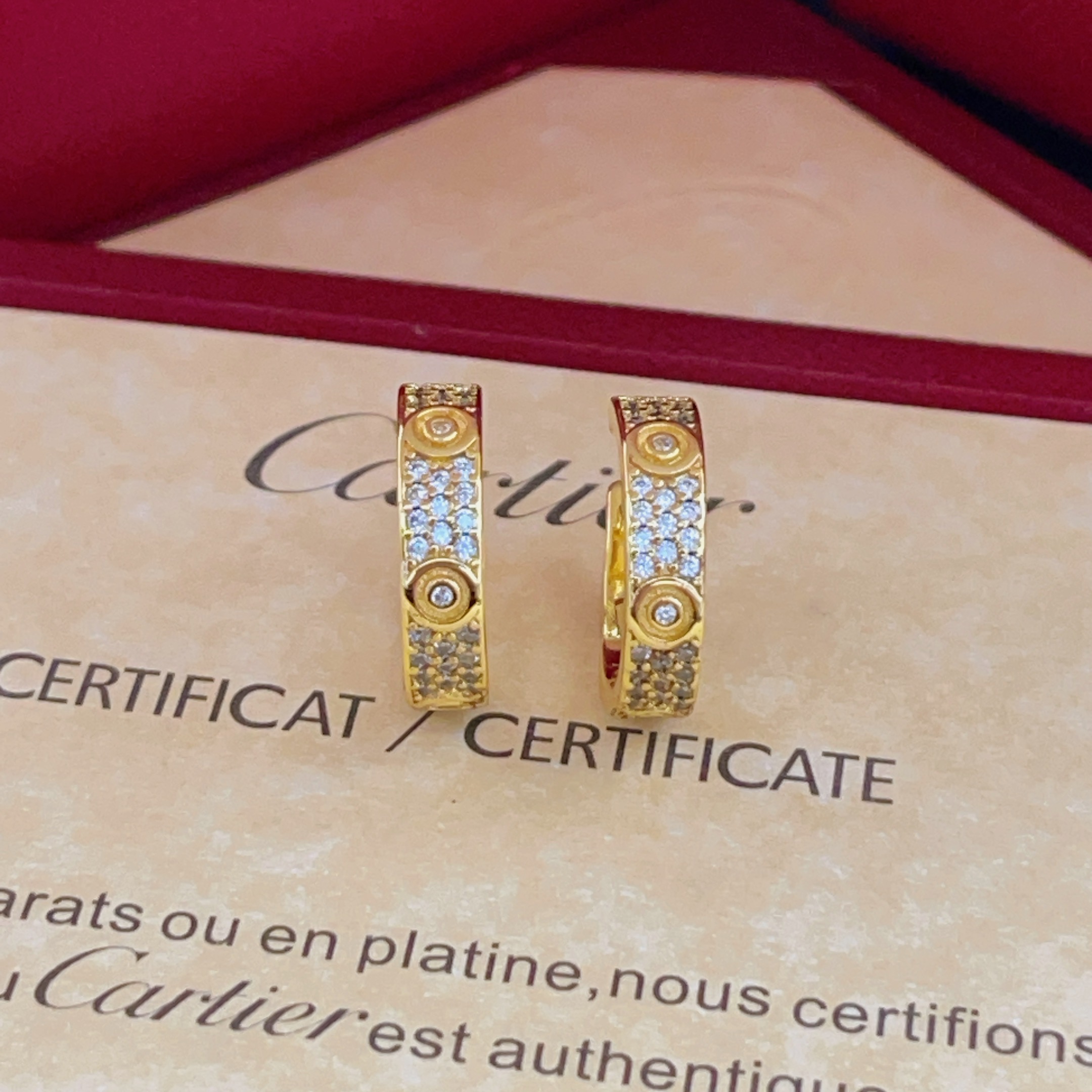 Cartier Cartie*最新款 耳钉一致ZP黄铜材质，非常的上镜‼ 设计很特别值得入手 高级手工坊系列