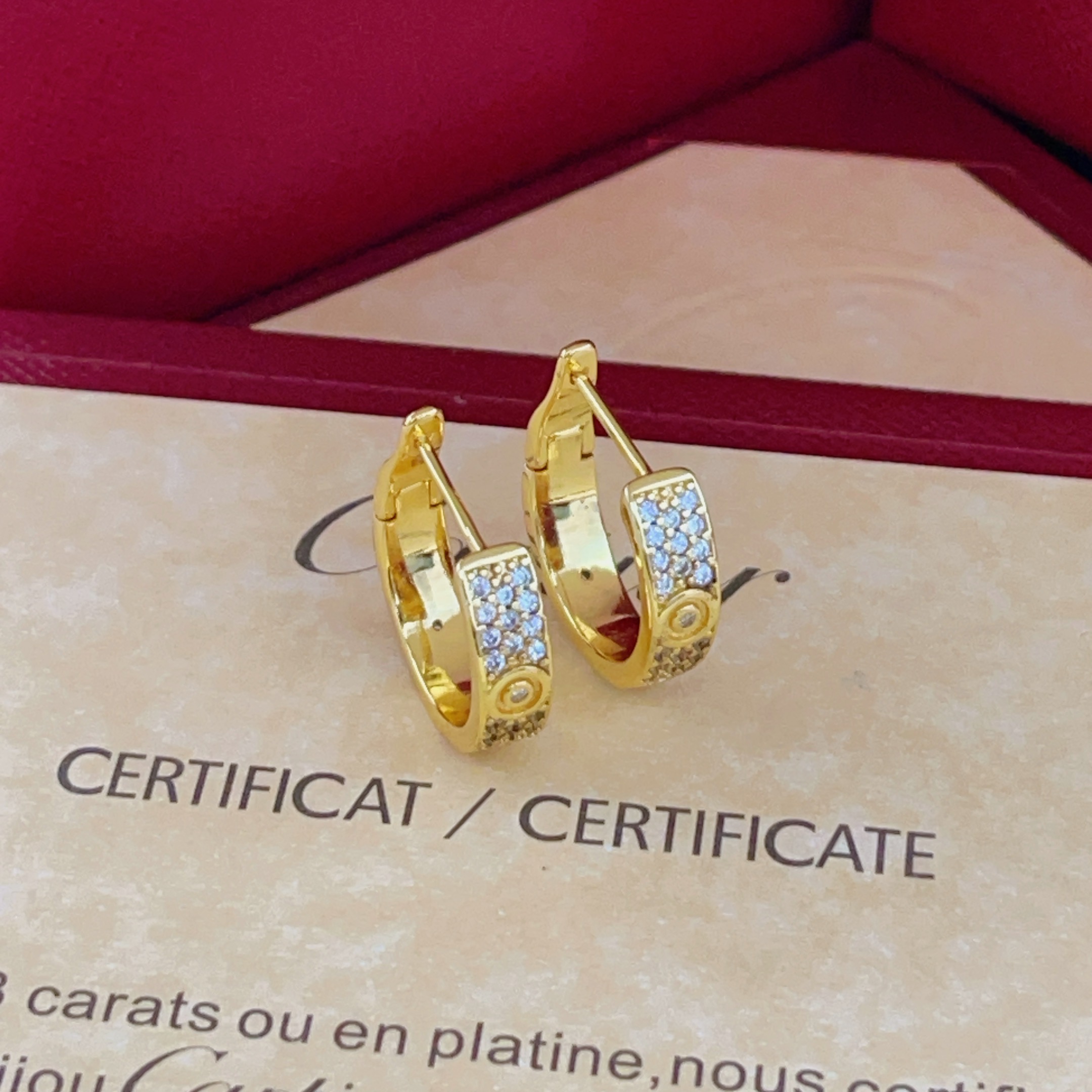 Cartier Cartie*最新款 耳钉一致ZP黄铜材质，非常的上镜‼ 设计很特别值得入手 高级手工坊系列