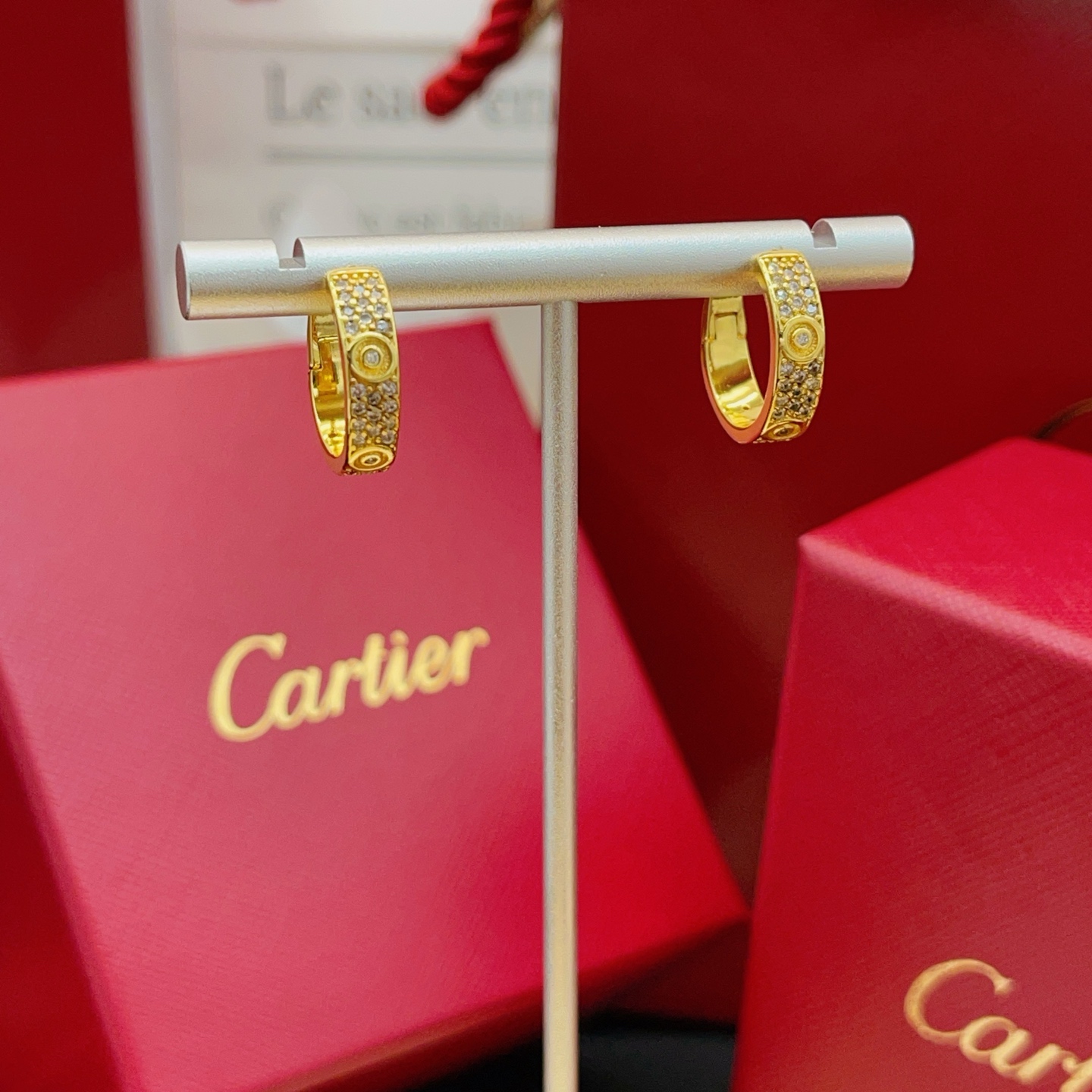 Cartier Cartie*最新款 耳钉一致ZP黄铜材质，非常的上镜‼ 设计很特别值得入手 高级手工坊系列