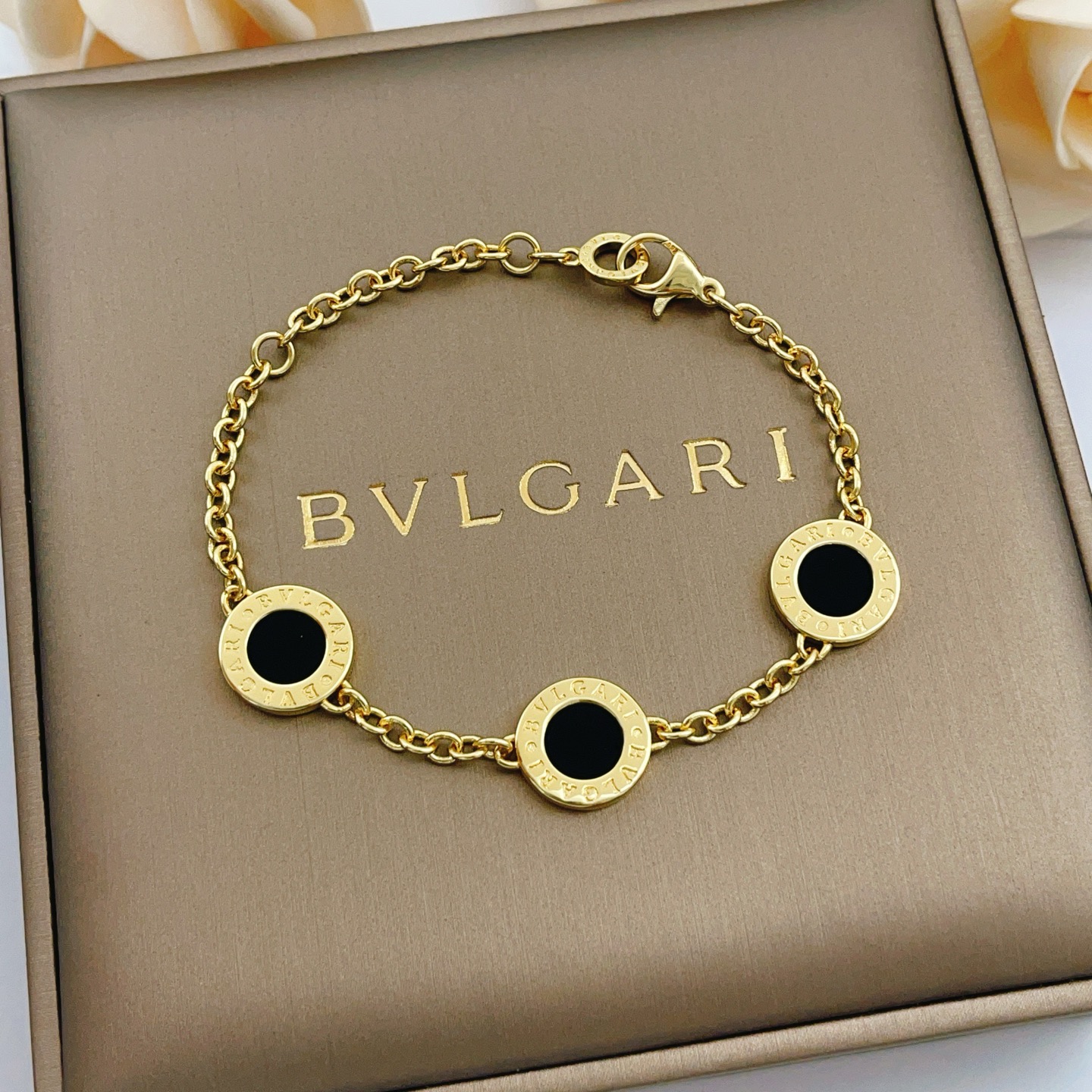Bvlgari BVLGARI最新款，非常的上镜‼ 设计很特别值得入手 高级手工坊系列