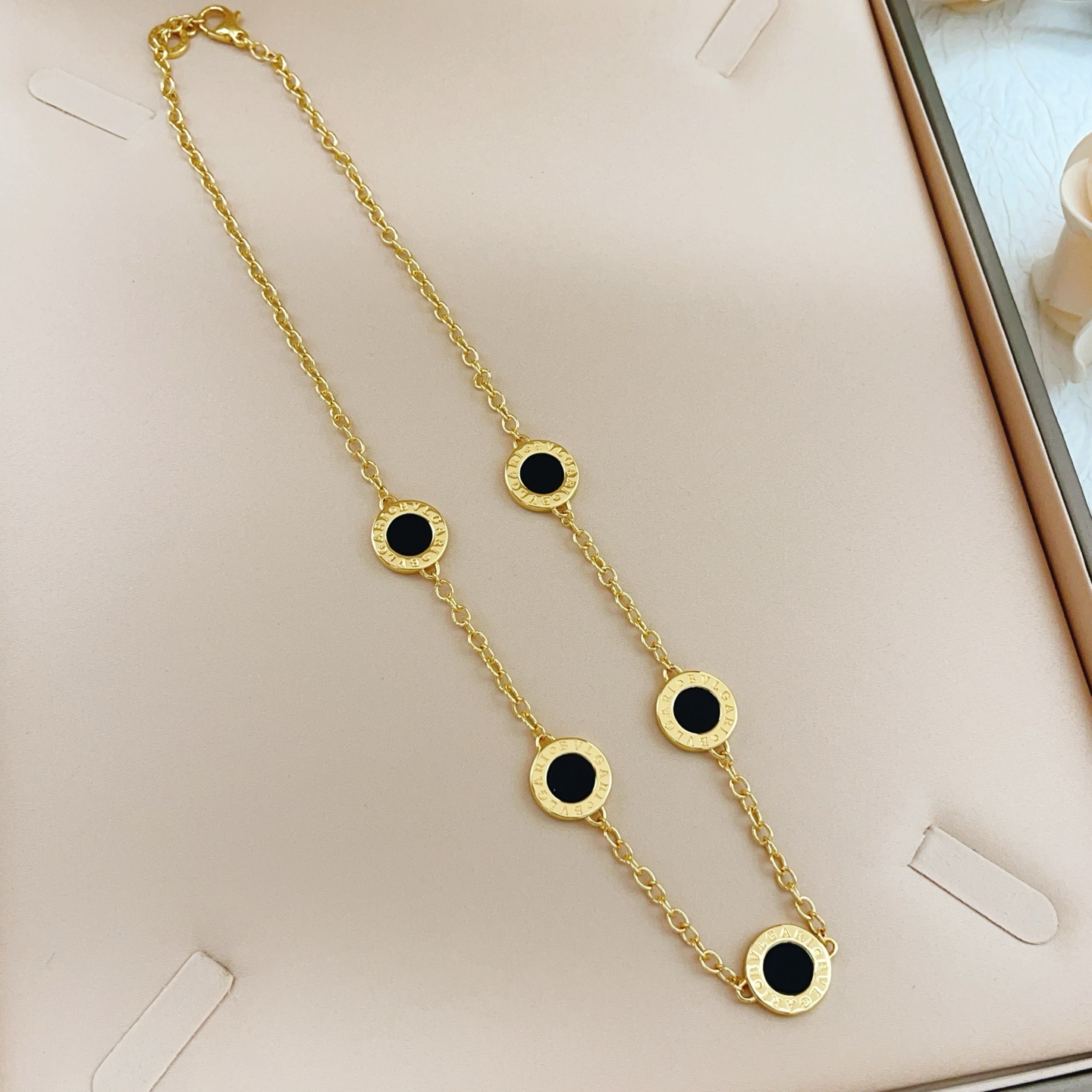 Bvlgari BVLGARI最新款，非常的上镜‼ 设计很特别值得入手 高级手工坊系列