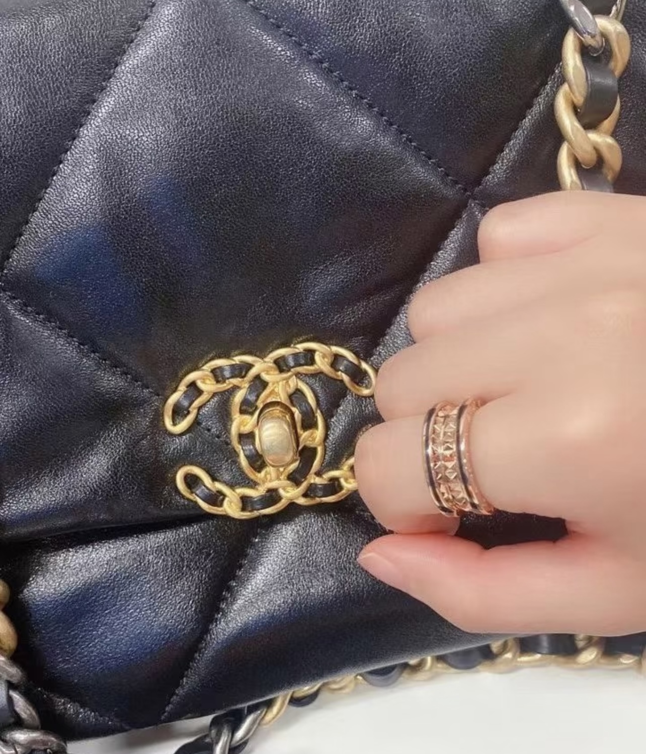 Bvlgari BVLGARI最新款，非常的上镜‼ 设计很特别值得入手 高级手工坊系列
