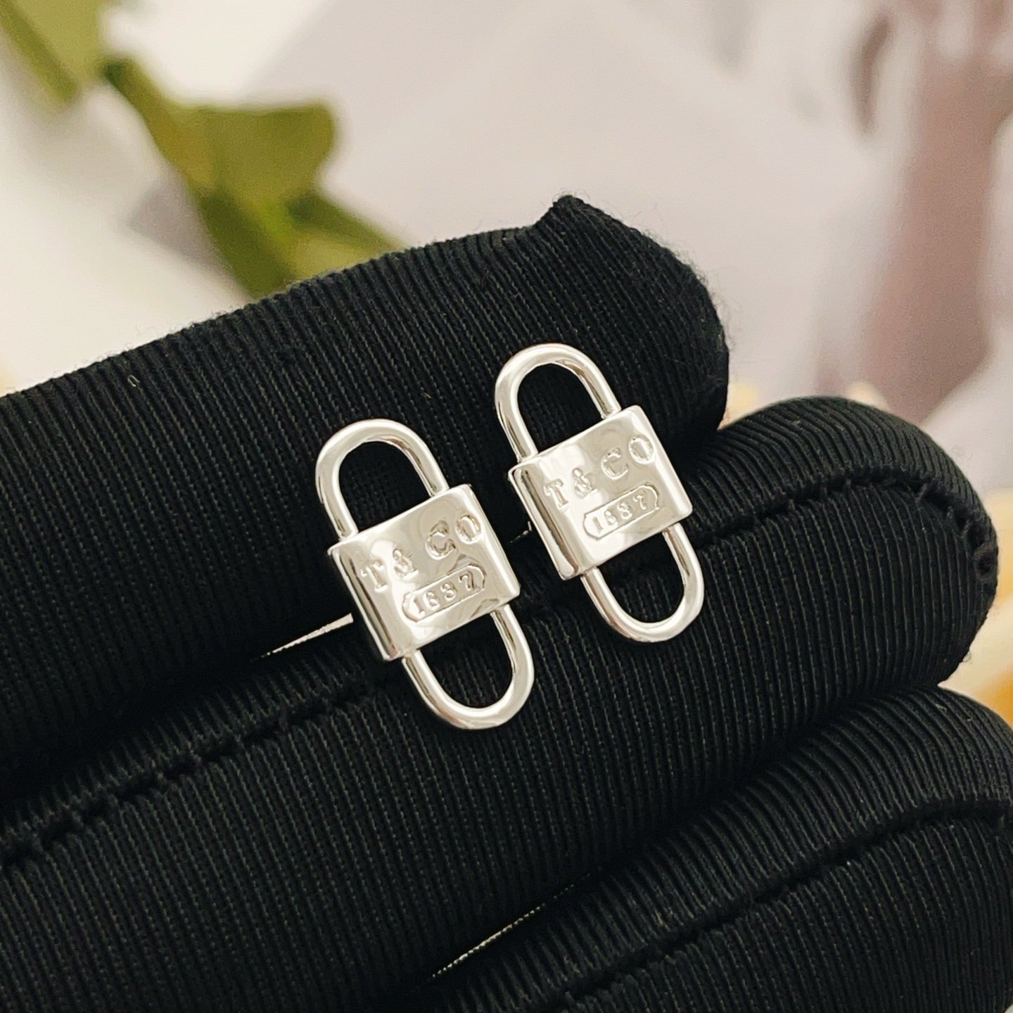 Tiffany & Co. Tiffany*帝芙尼最新款，非常的上镜‼ 设计很特别值得入手 高级手工坊系列