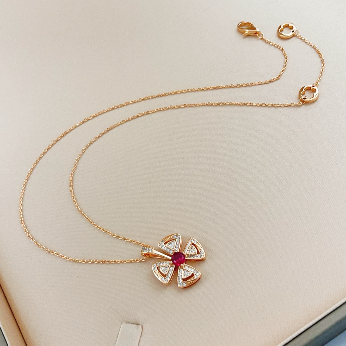 Bvlgari BVLGARI宝格丽最新款，非常的上镜‼ 设计很特别值得入手 高级手工坊系列