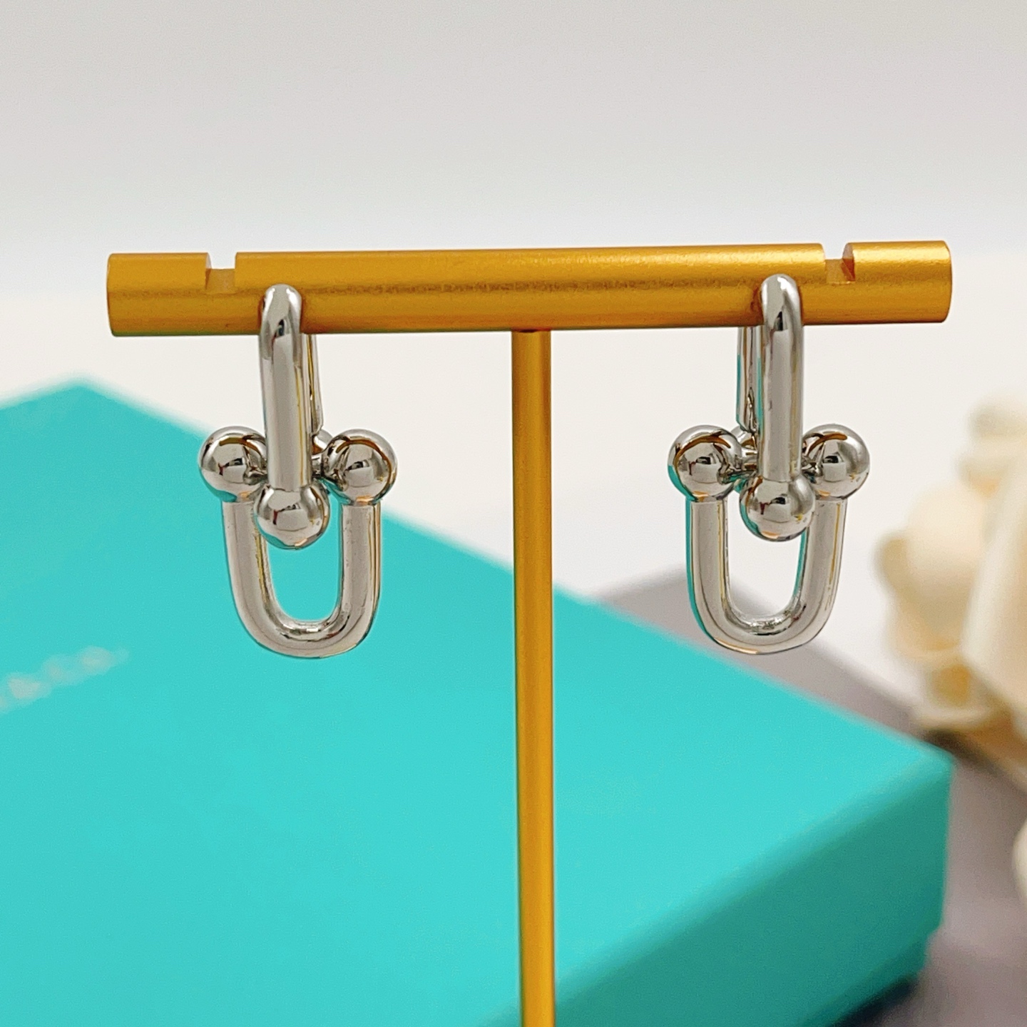 Tiffany & Co. Tiffany*帝芙尼最新款，非常的上镜‼ 设计很特别值得入手 高级手工坊系列