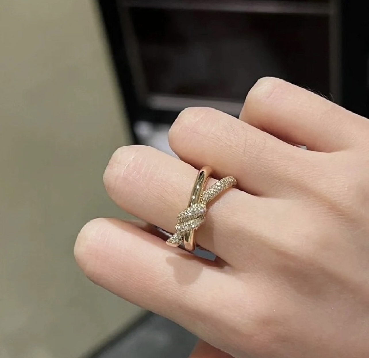 Tiffany & Co. Tiffany*帝芙尼最新款，非常的上镜‼ 设计很特别值得入手 高级手工坊系列