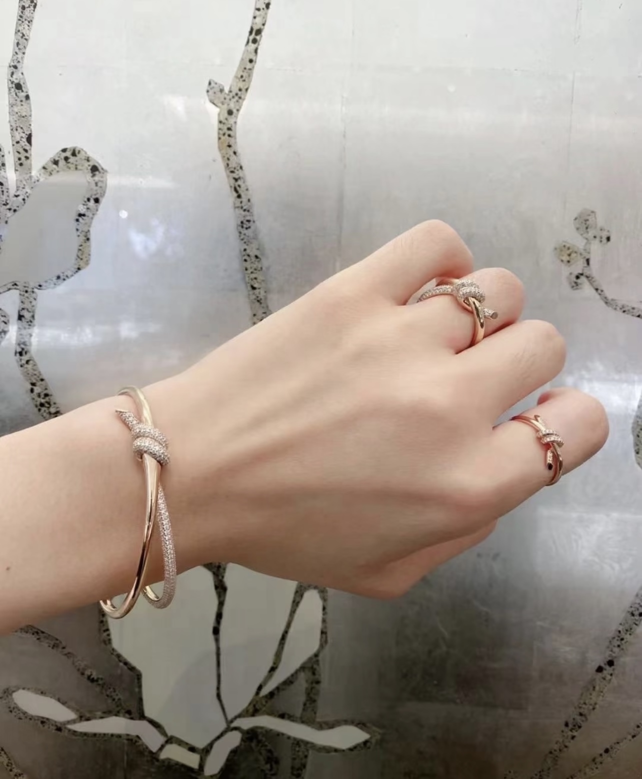 Tiffany & Co. Tiffany*帝芙尼最新款，非常的上镜‼ 设计很特别值得入手 高级手工坊系列
