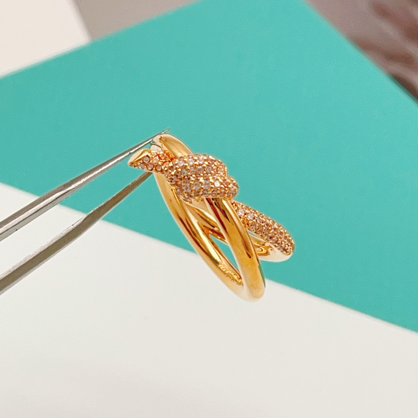 Tiffany & Co. Tiffany*帝芙尼最新款，非常的上镜‼ 设计很特别值得入手 高级手工坊系列