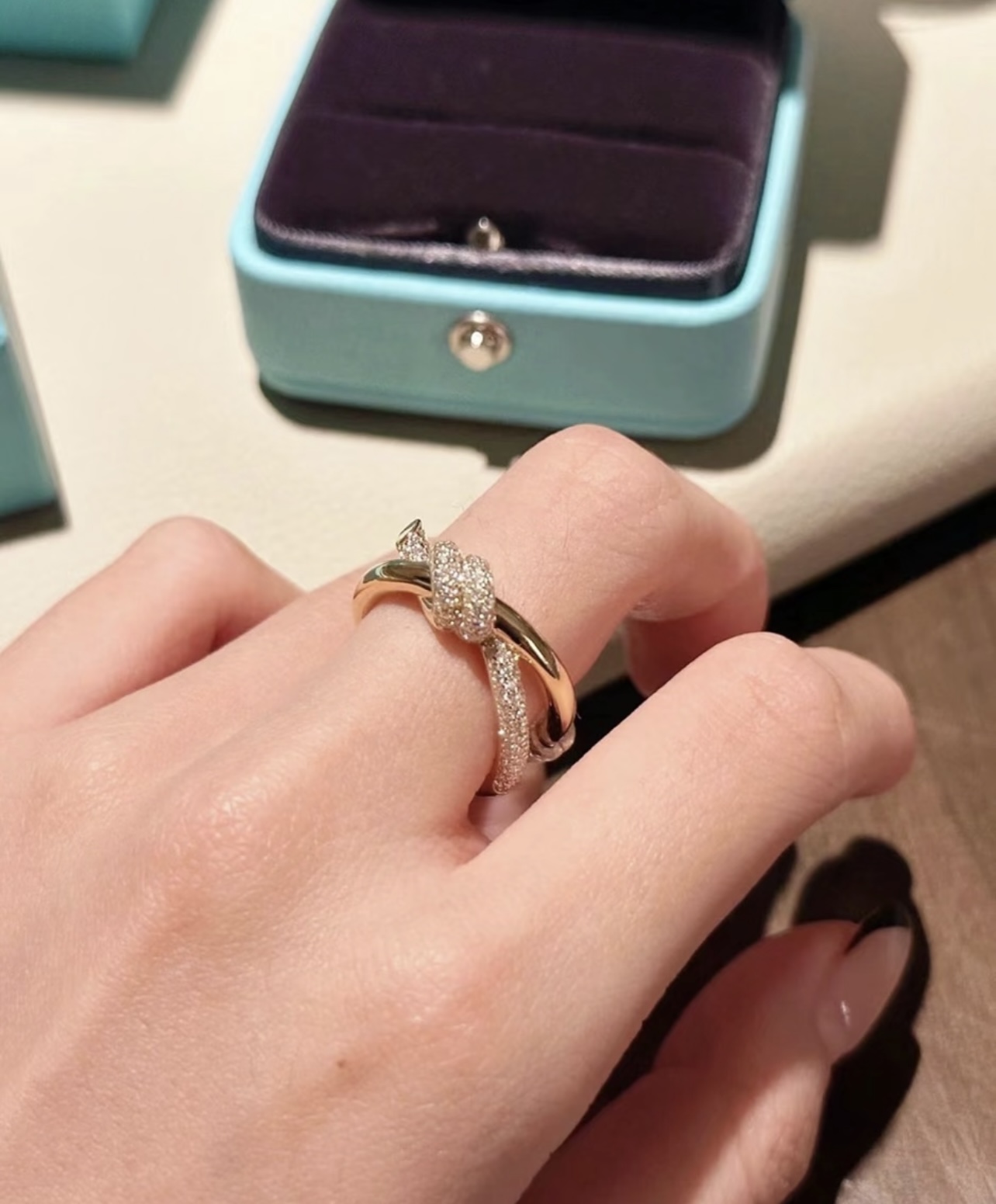 Tiffany & Co. Tiffany*帝芙尼最新款，非常的上镜‼ 设计很特别值得入手 高级手工坊系列