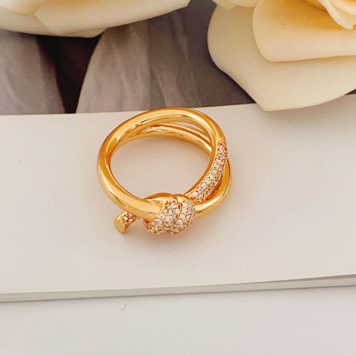 Tiffany & Co. Tiffany*帝芙尼最新款，非常的上镜‼ 设计很特别值得入手 高级手工坊系列