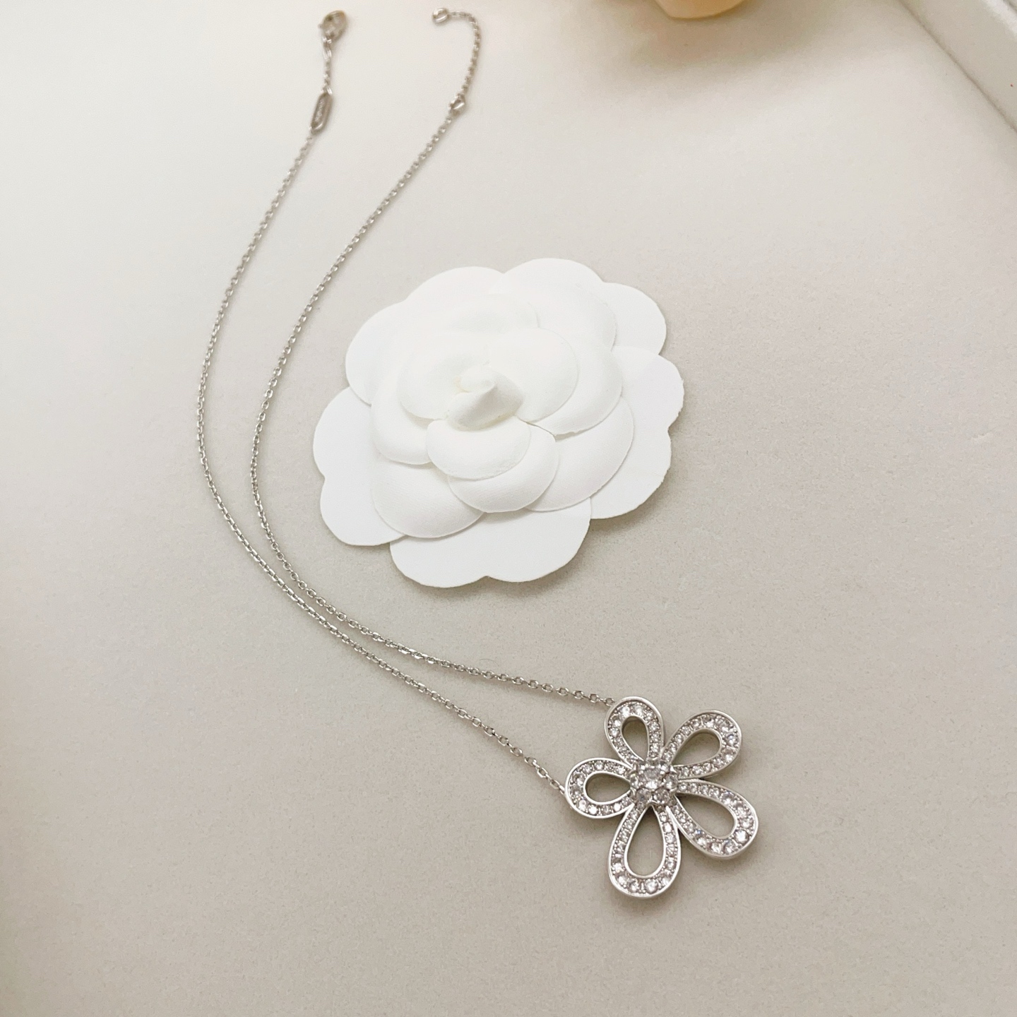 Van Cleef Arpels Flowerlace necklace white gold diamond 42cm