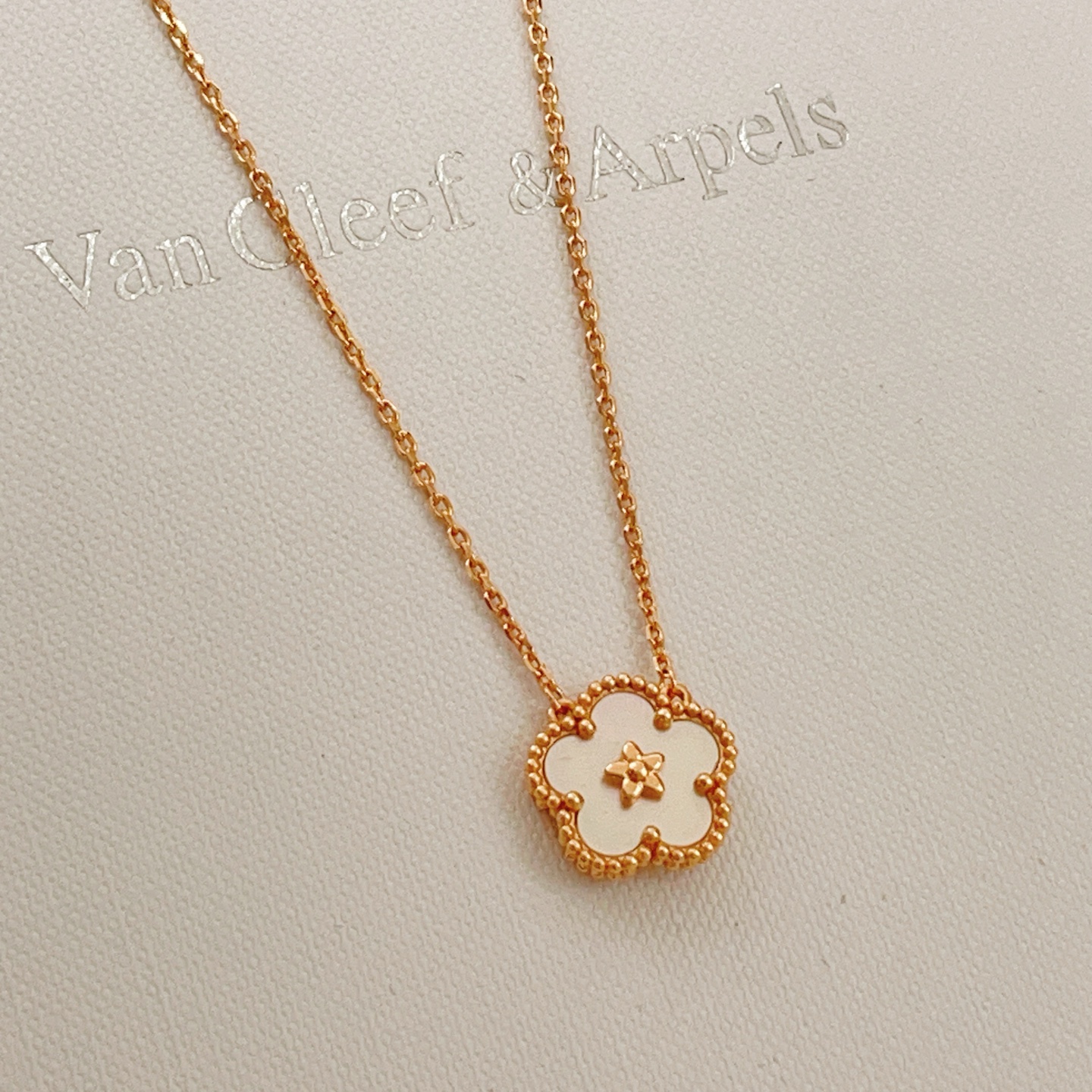 【VanCleef*ArPel* 梵克雅宝最新款🆕🆕玫瑰金白贝梅花项链】一致官网黄铜材质，非常的上镜‼️