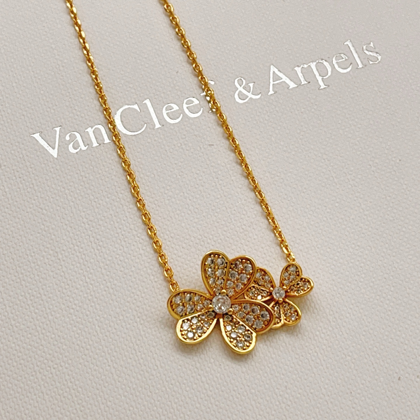 Collier Van Cleef Arpels Frivole en or jaune avec accents de diamants clairs 42 cm avec rallonge de 5 cm