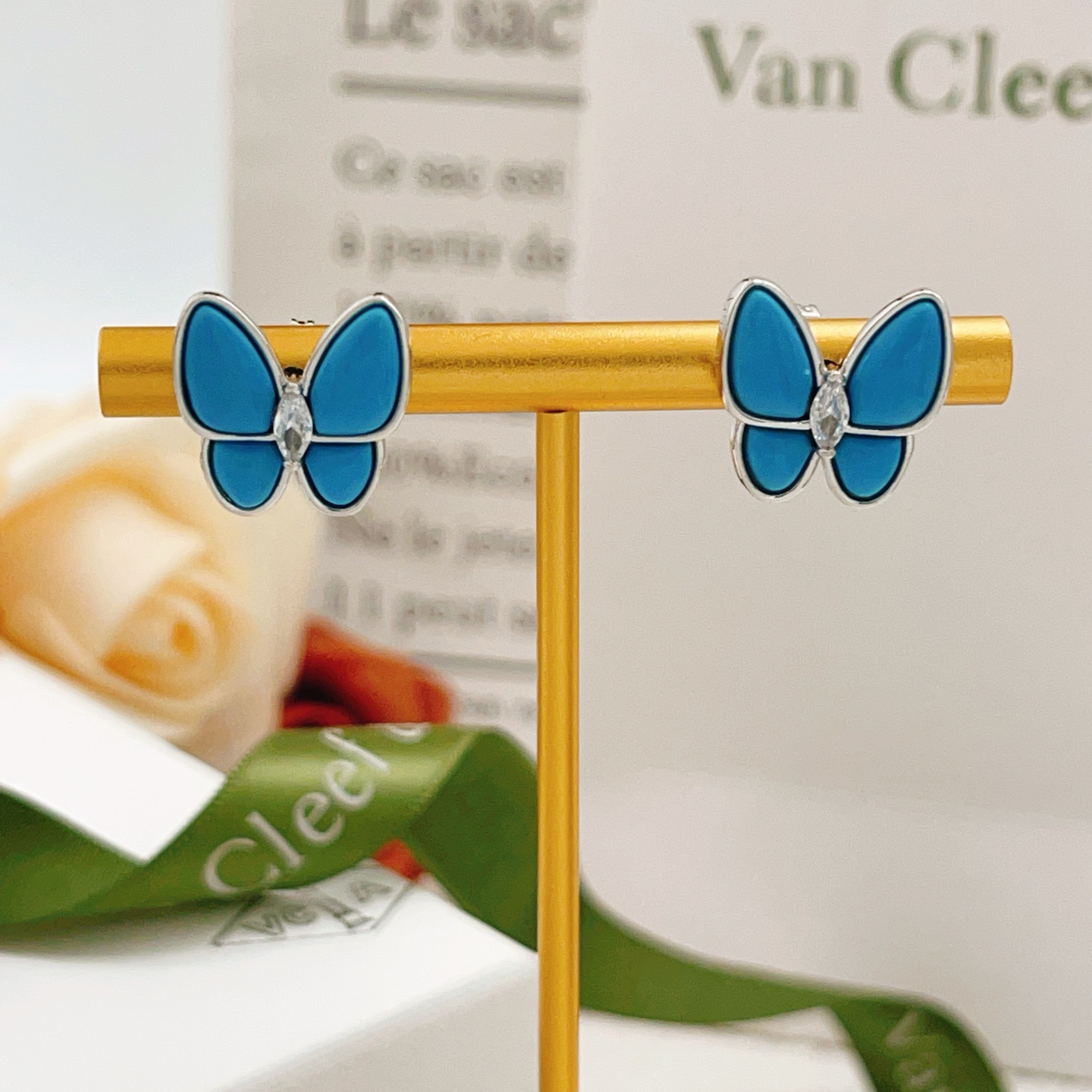 【VanCleef*ArPel*梵克雅宝最新款🆕🆕银色蓝蝴蝶耳钉】一致官网黄铜材质，非常的上镜‼️设计很