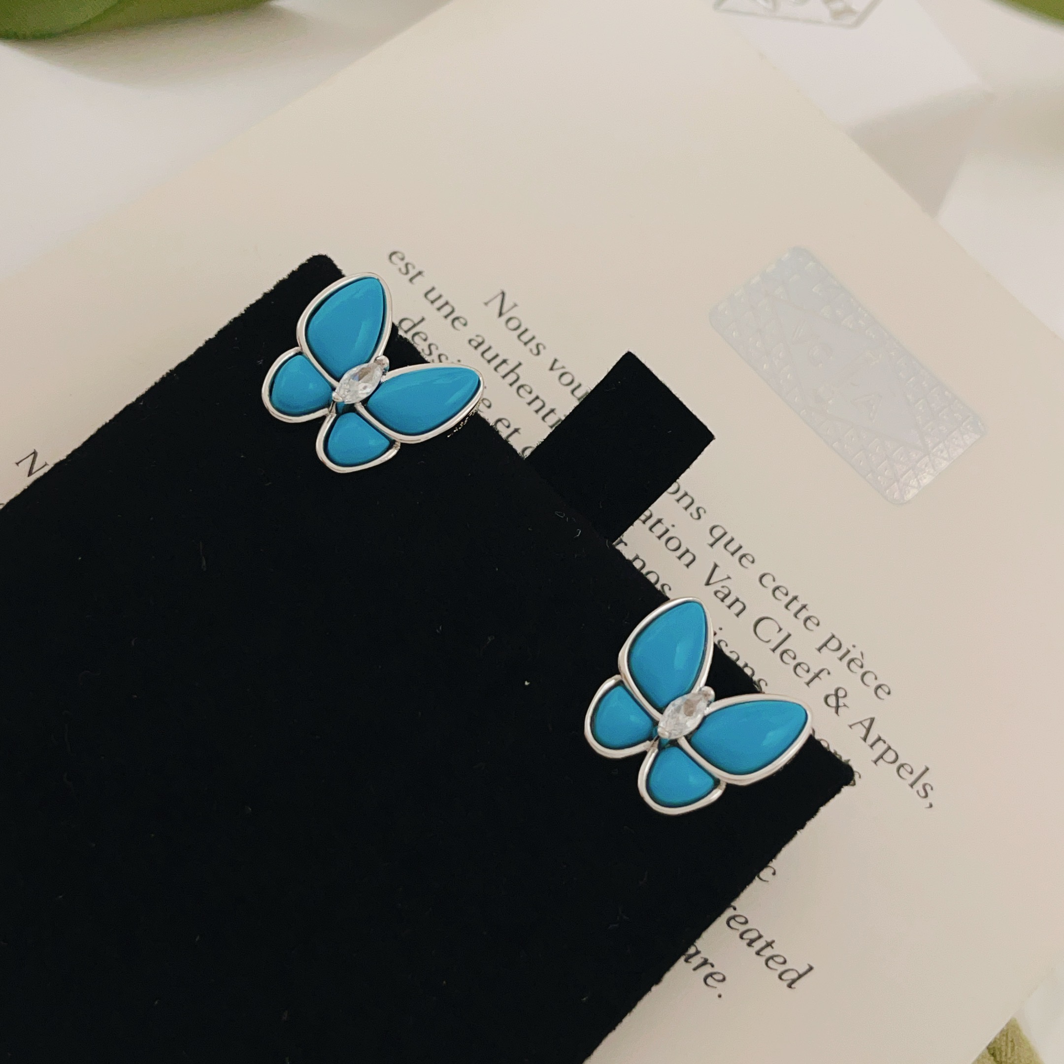 【VanCleef*ArPel*梵克雅宝最新款🆕🆕银色蓝蝴蝶耳钉】一致官网黄铜材质，非常的上镜‼️设计很