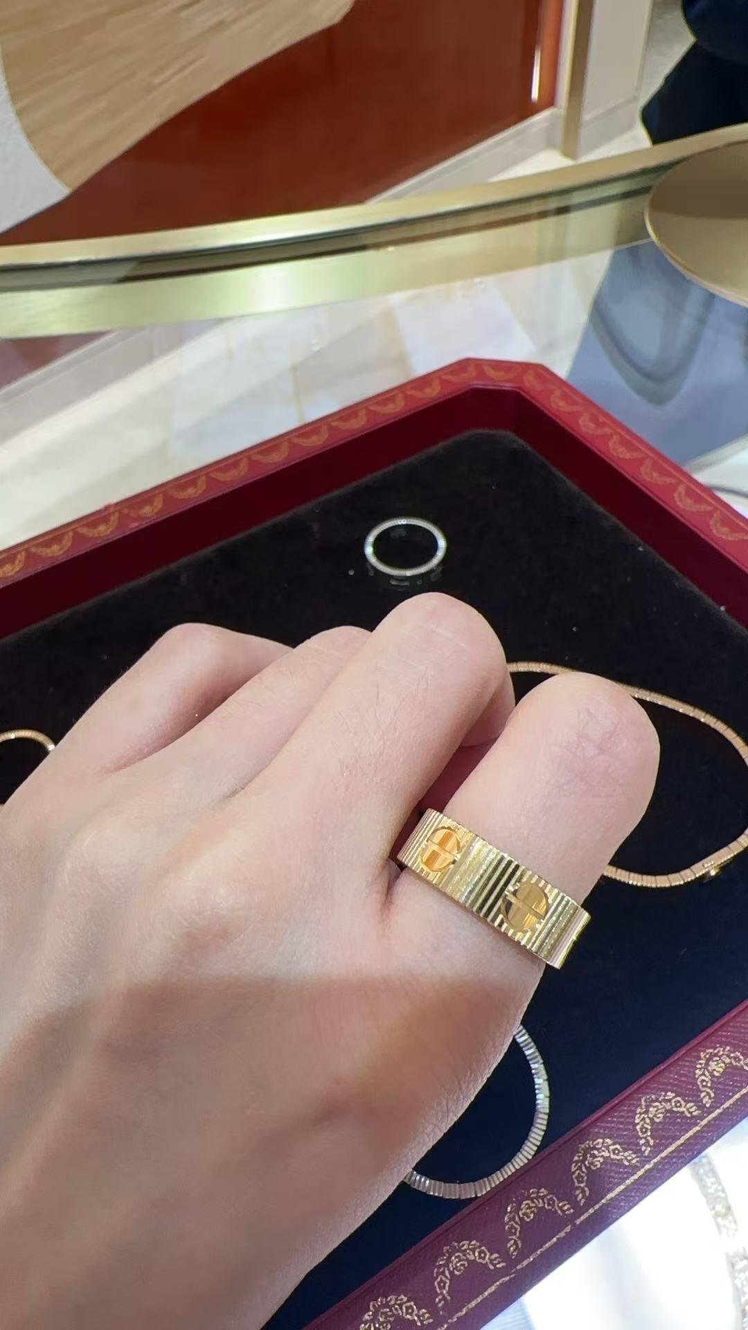 Cartier Cartie*最新款，非常的上镜‼ 设计很特别值得入手 高级手工坊系列