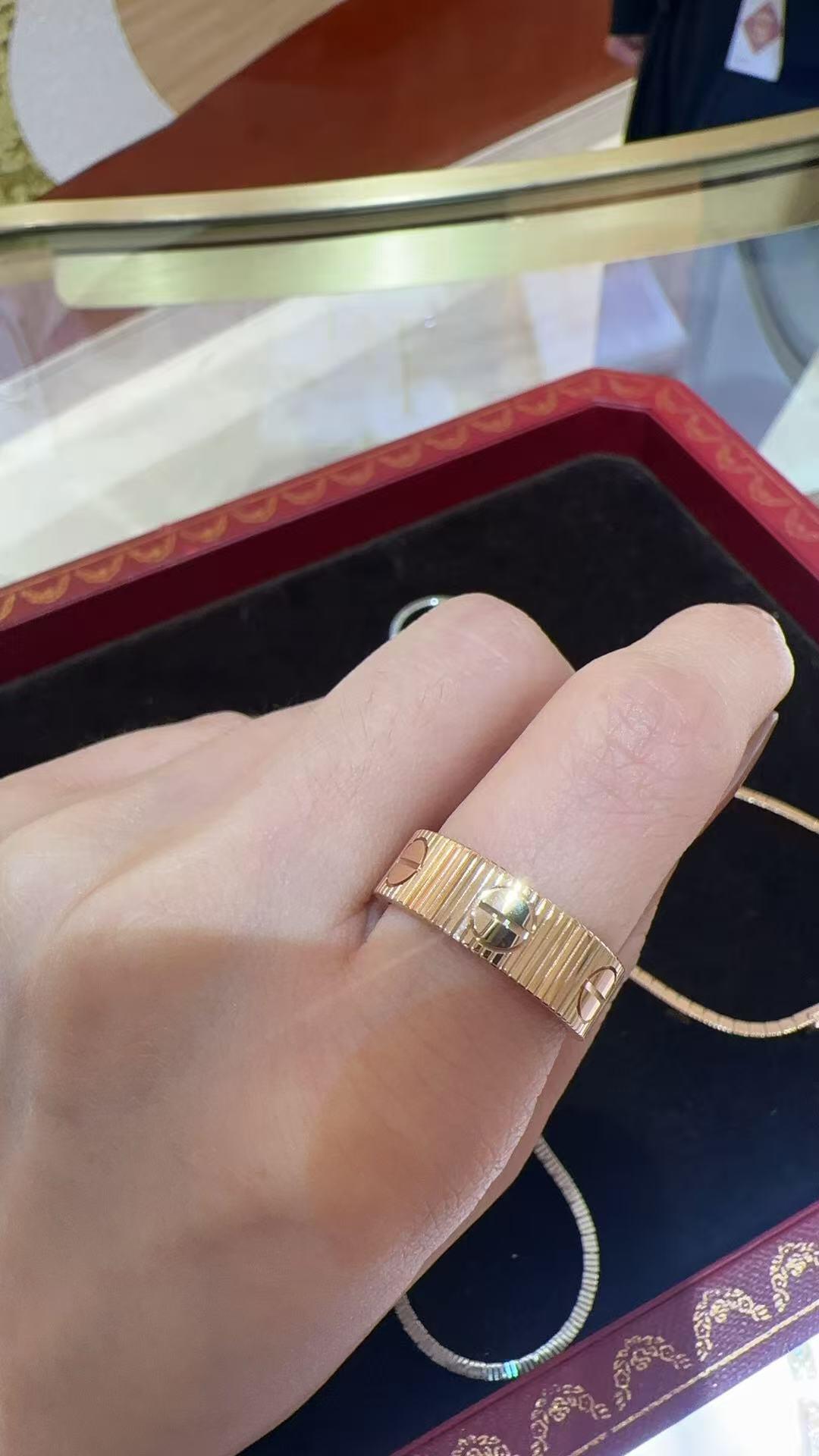 Cartier Cartie*最新款，非常的上镜‼ 设计很特别值得入手 高级手工坊系列