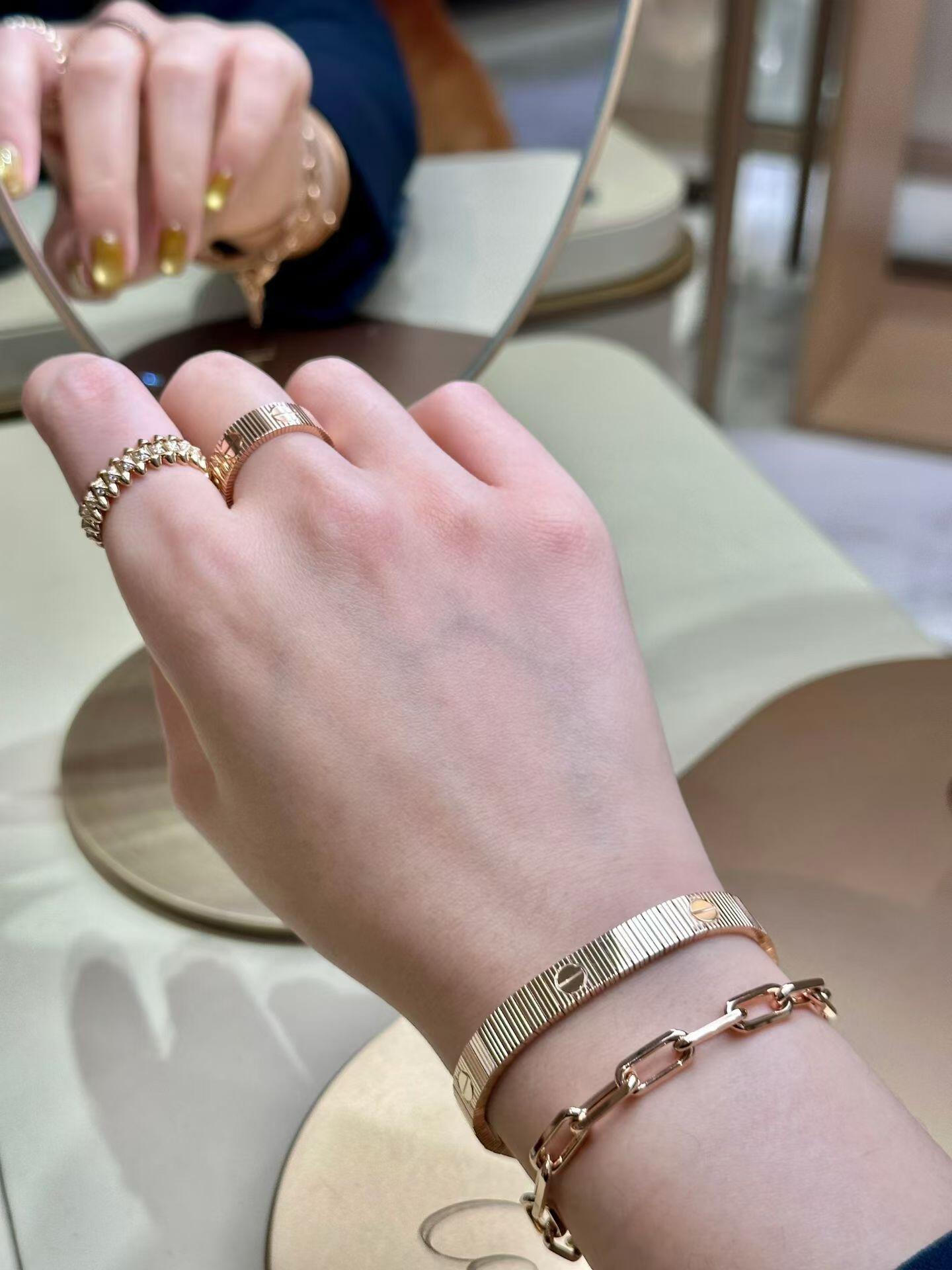 Cartier Cartie*最新款，非常的上镜‼ 设计很特别值得入手 高级手工坊系列