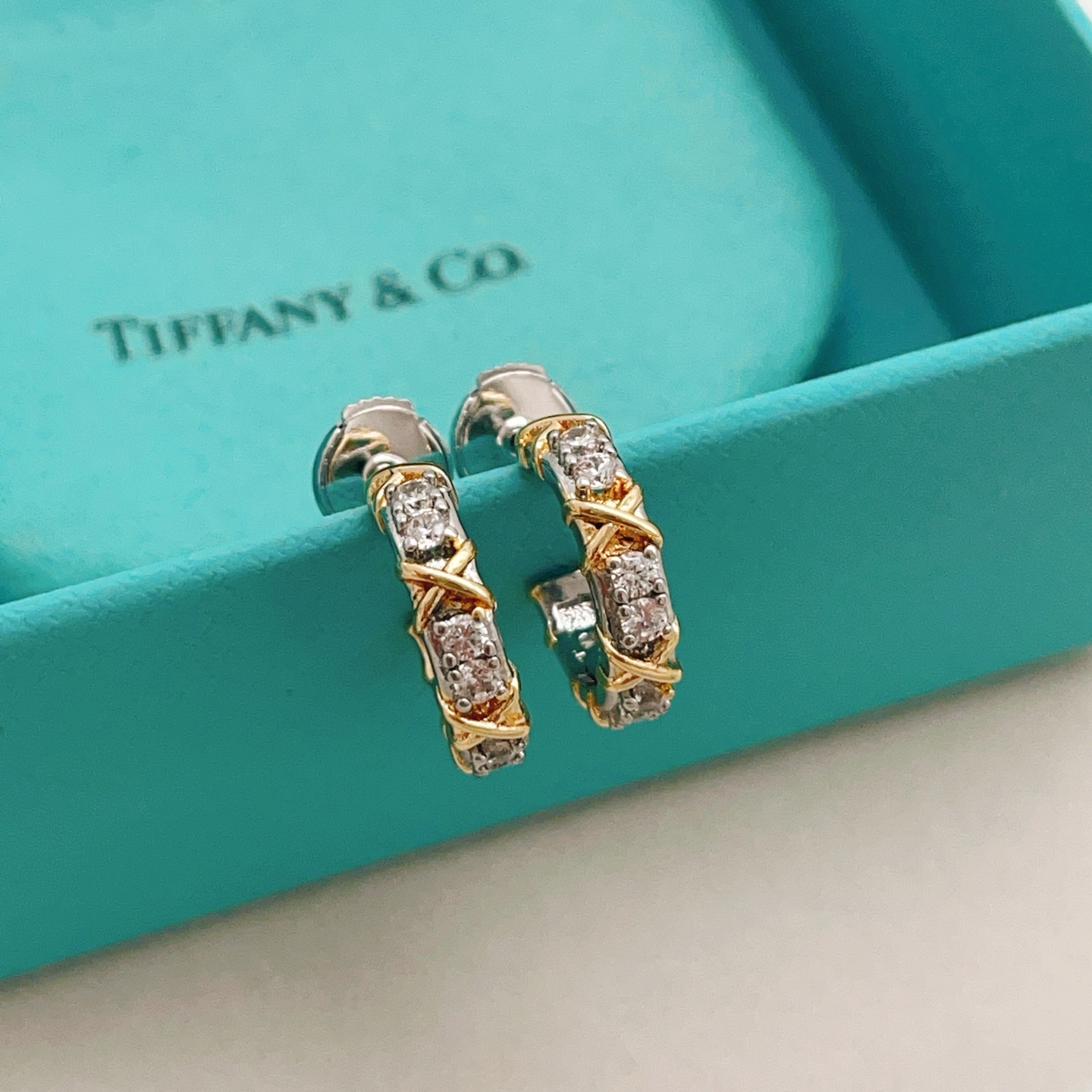 Tiffany & Co. Tiffany*帝芙尼最新款，非常的上镜‼ 设计很特别值得入手 高级手工坊系列