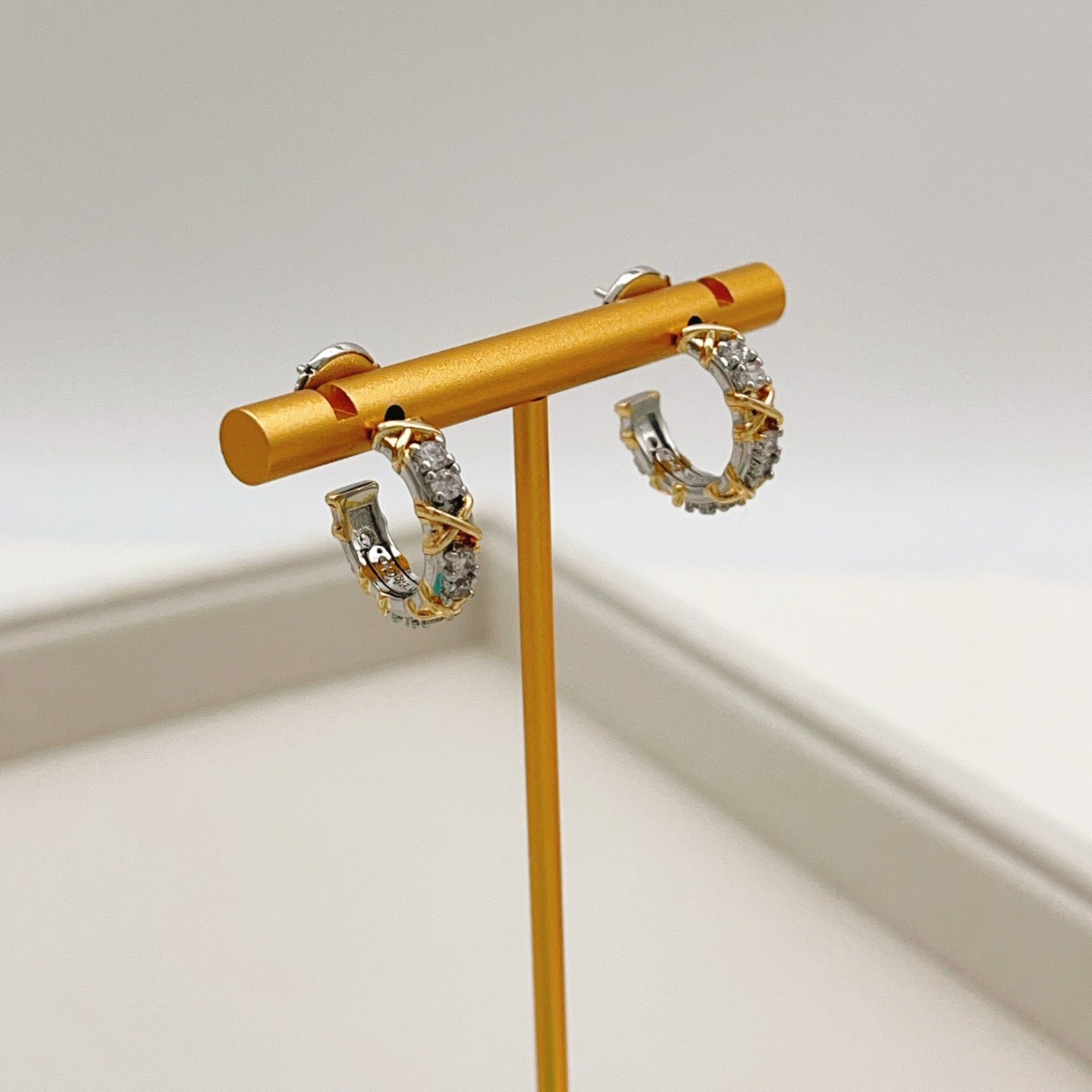 Tiffany & Co. Tiffany*帝芙尼最新款，非常的上镜‼ 设计很特别值得入手 高级手工坊系列