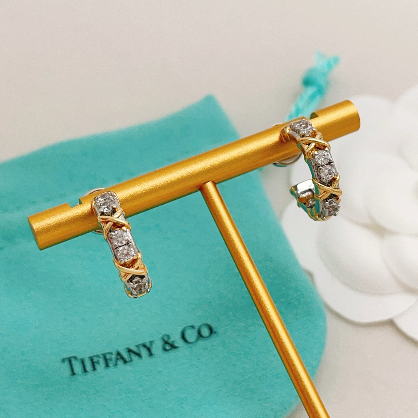 Tiffany & Co. Tiffany*帝芙尼最新款，非常的上镜‼ 设计很特别值得入手 高级手工坊系列