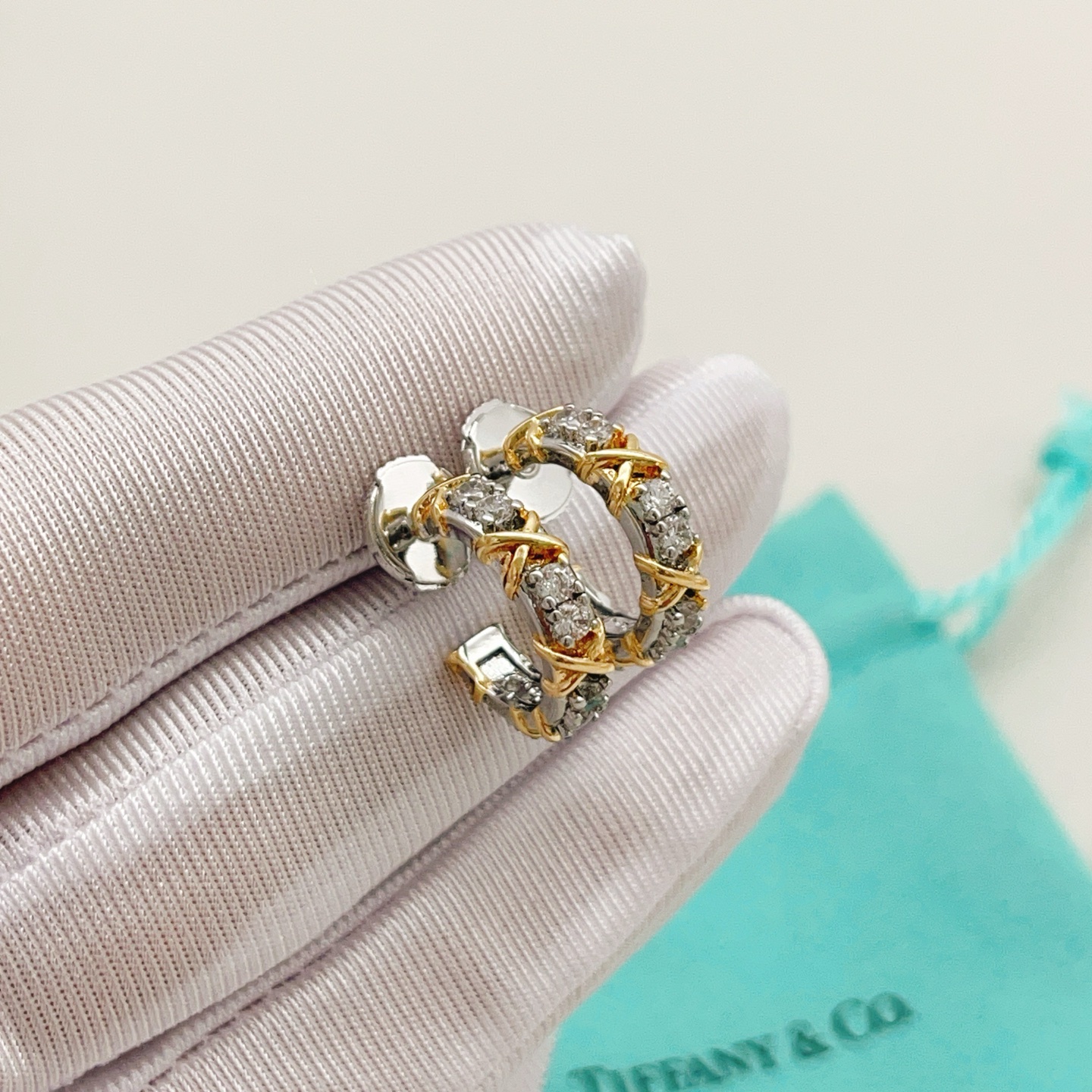 Tiffany & Co. Tiffany*帝芙尼最新款，非常的上镜‼ 设计很特别值得入手 高级手工坊系列