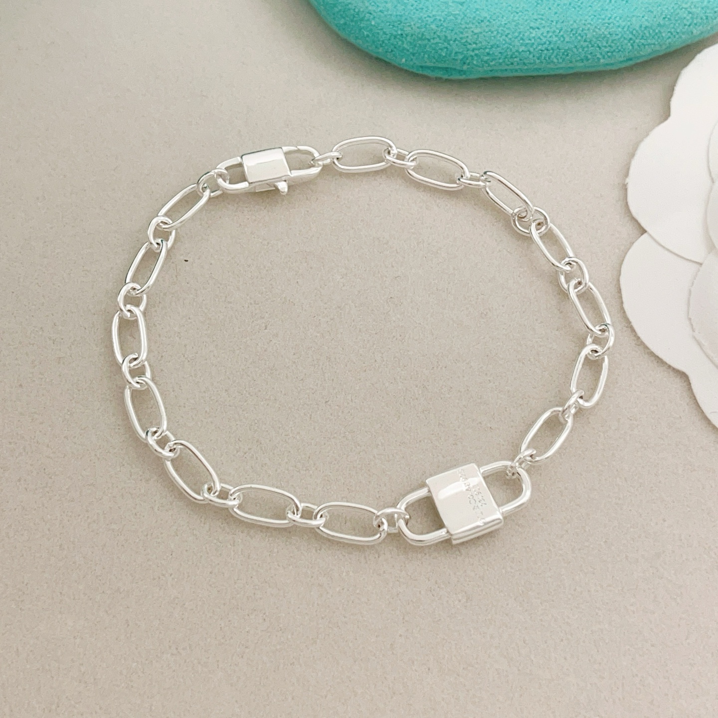 Tiffany & Co. Tiffany*帝芙尼最新款，非常的上镜‼ 设计很特别值得入手 高级手工坊系列