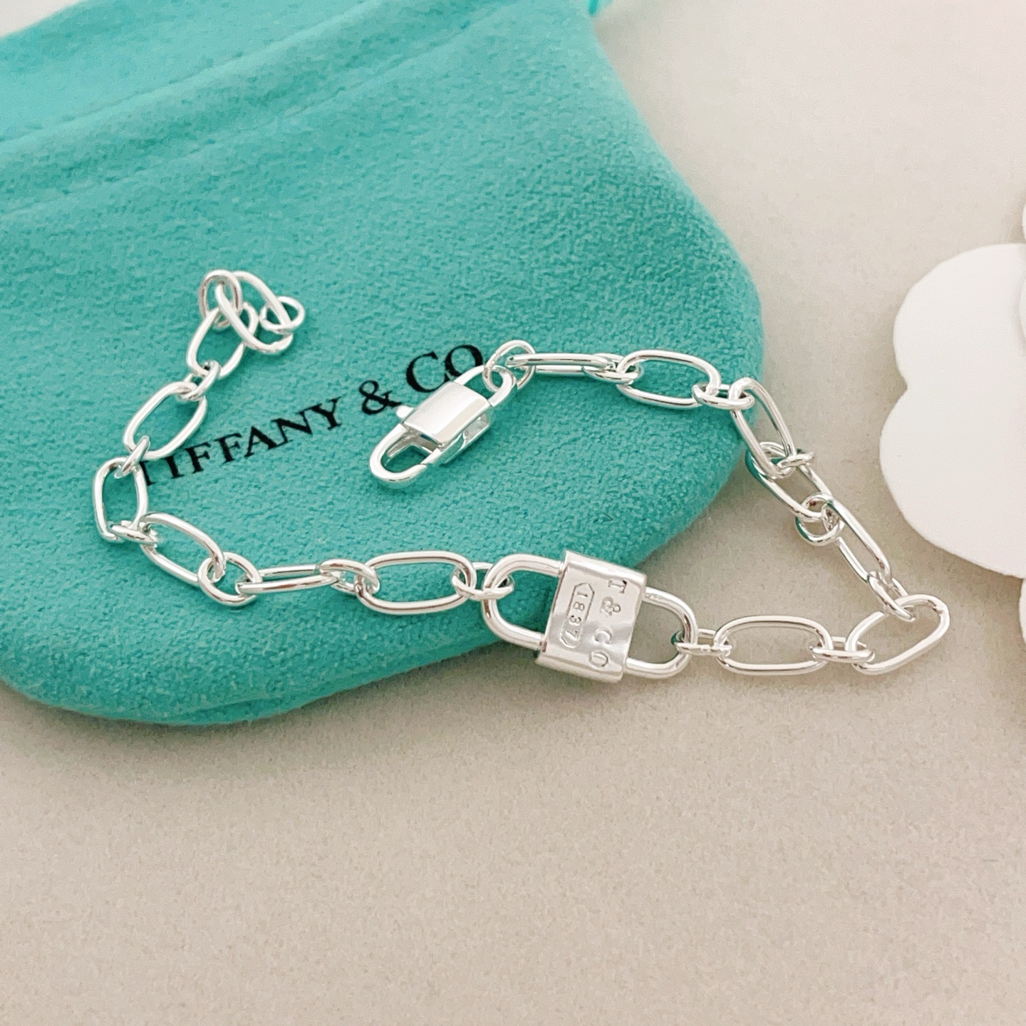 Tiffany & Co. Tiffany*帝芙尼最新款，非常的上镜‼ 设计很特别值得入手 高级手工坊系列