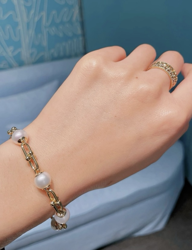 Tiffany & Co. Tiffany*帝芙尼最新款，非常的上镜‼ 设计很特别值得入手 高级手工坊系列