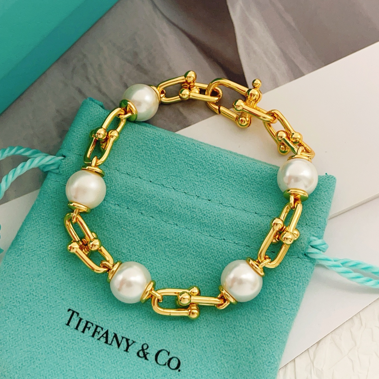 Tiffany & Co. Tiffany*帝芙尼最新款，非常的上镜‼ 设计很特别值得入手 高级手工坊系列