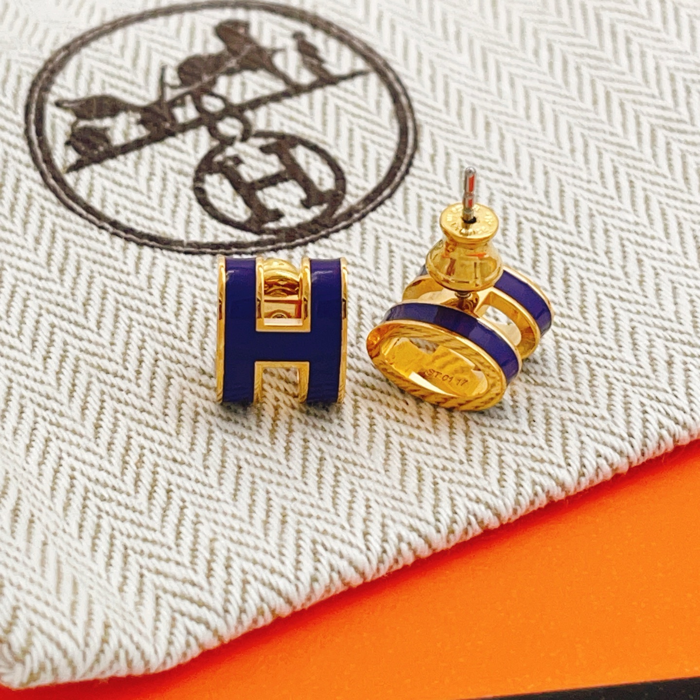 【He@mes爱玛仕最新款🆕🆕金色香芋紫H字母大号耳钉】一致官网黄铜材质，非常的上镜‼️设计很特别值得入