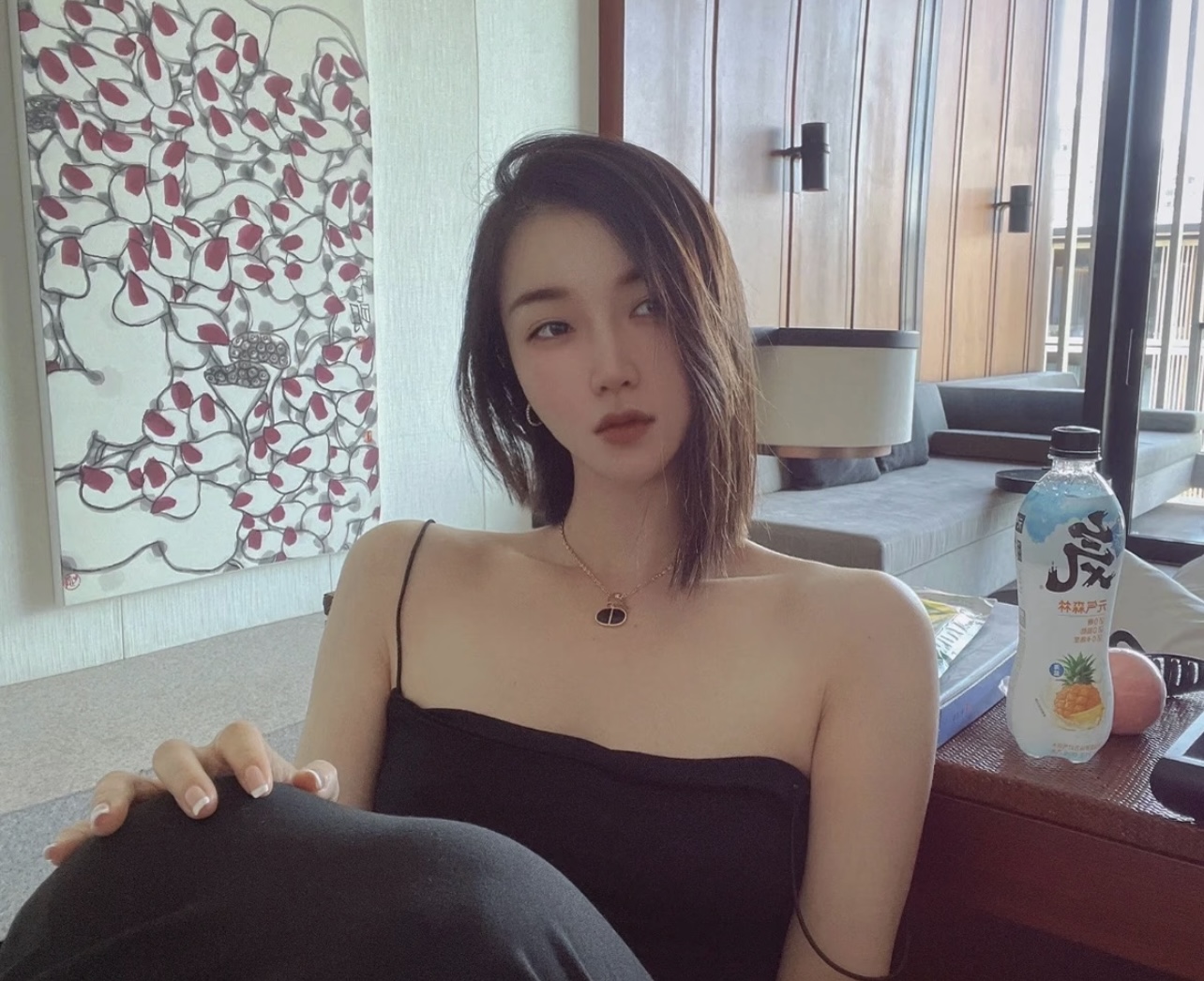 【He@mes爱玛仕最新款🆕🆕金色黑贝猪鼻子项链】一致官网黄铜材质，非常的上镜‼️设计很特别值得入手。高