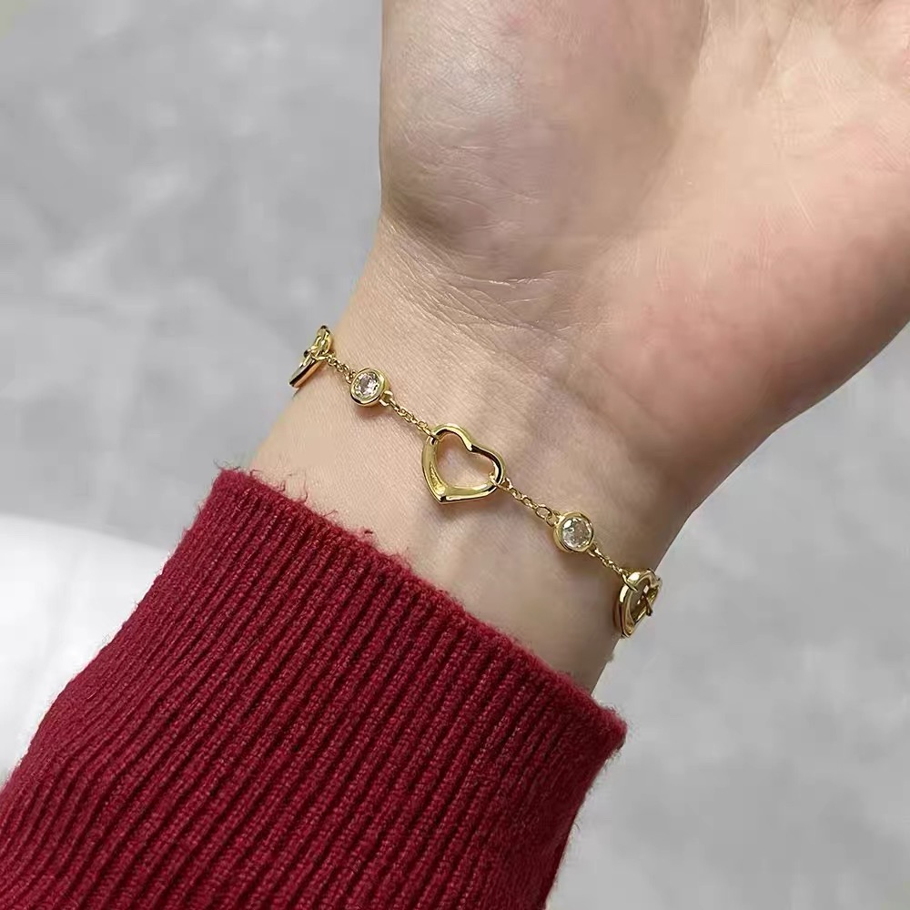 【Tiffany*帝芙尼最新款🆕🆕银色镶钻爱心手链】一致官网黄铜材质，非常的上镜‼️设计很特别值得入手。