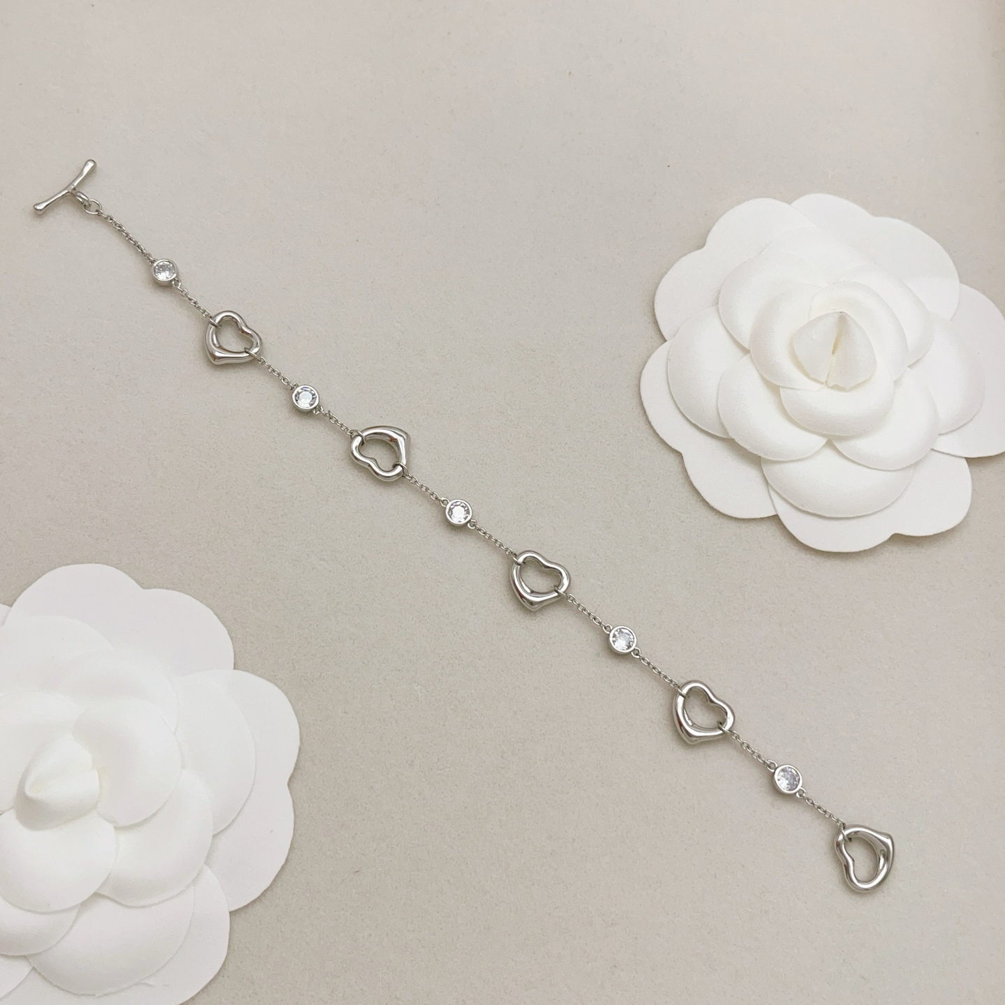 【Tiffany*帝芙尼最新款🆕🆕银色镶钻爱心手链】一致官网黄铜材质，非常的上镜‼️设计很特别值得入手。