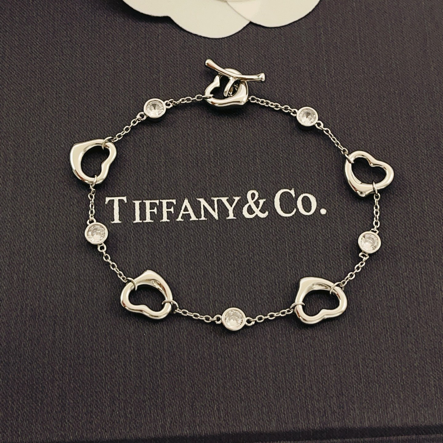 【Tiffany*帝芙尼最新款🆕🆕银色镶钻爱心手链】一致官网黄铜材质，非常的上镜‼️设计很特别值得入手。