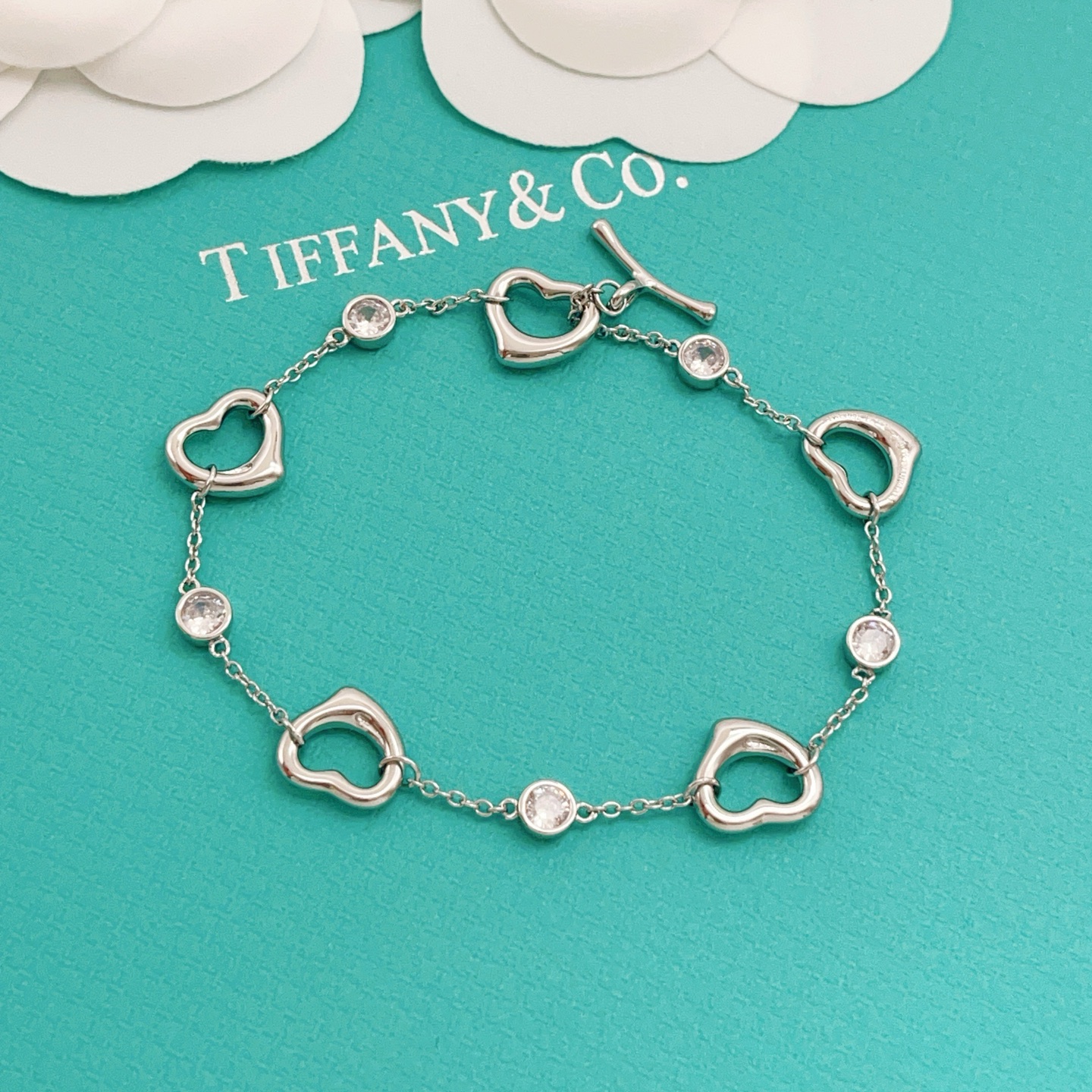 【Tiffany*帝芙尼最新款🆕🆕银色镶钻爱心手链】一致官网黄铜材质，非常的上镜‼️设计很特别值得入手。