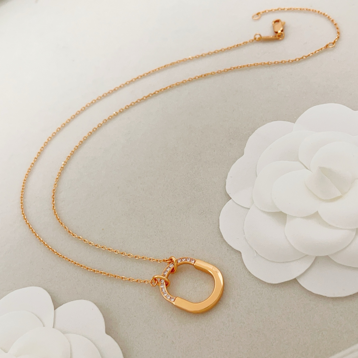 【Tiffany*帝芙尼最新款🆕🆕玫瑰金半钻U锁项链】一致官网黄铜材质，非常的上镜‼️设计很特别值得入手