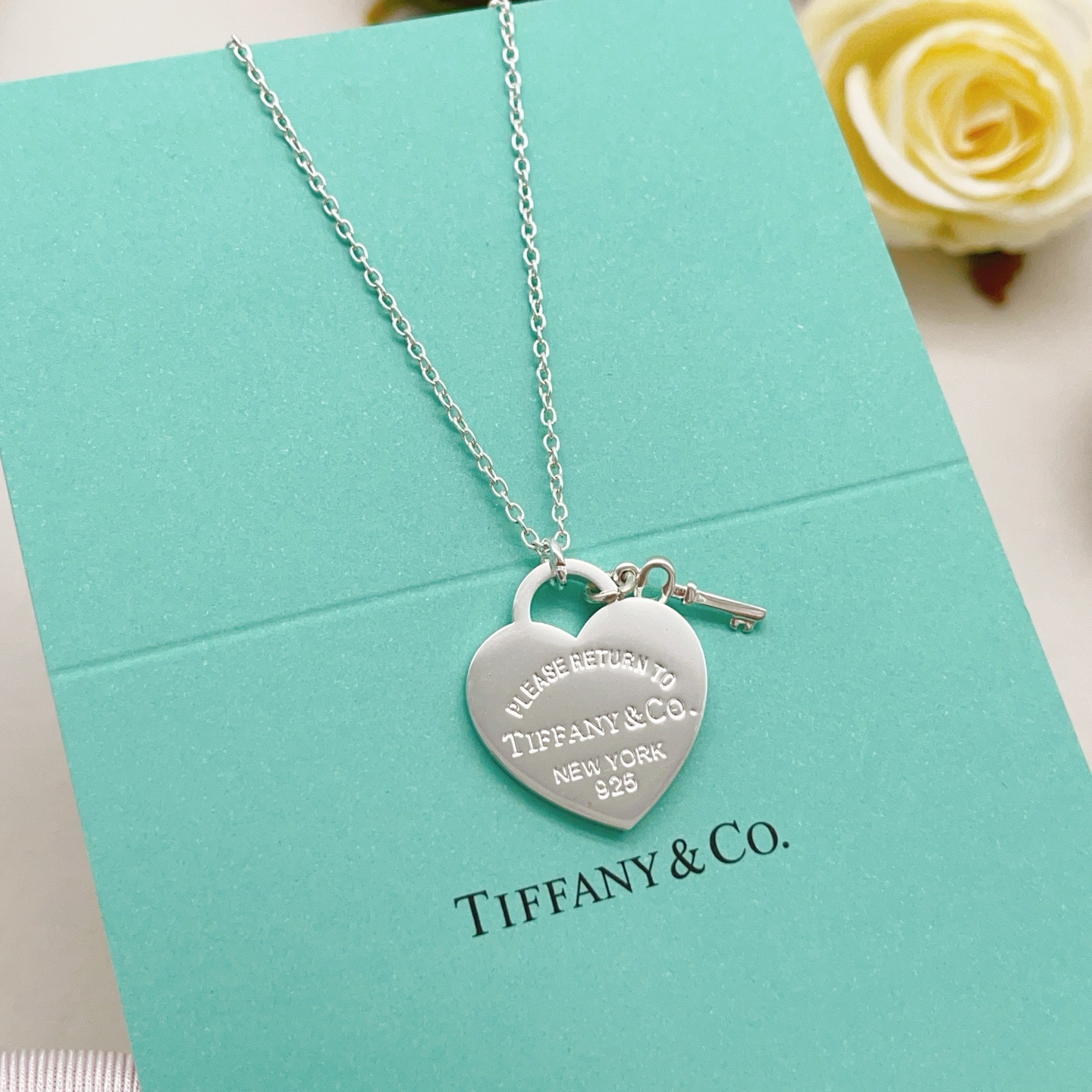 【Tiffany*帝芙尼最新款🆕🆕银色爱心钥匙项链】一致官网黄铜材质，非常的上镜‼️设计很特别值得入手。