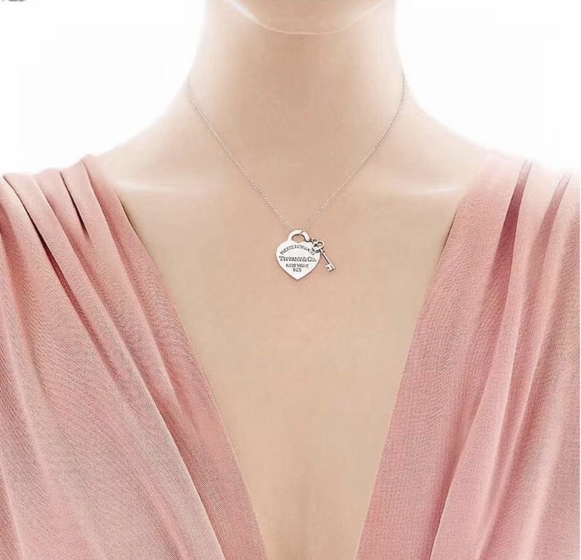 【Tiffany*帝芙尼最新款🆕🆕银色爱心钥匙项链】一致官网黄铜材质，非常的上镜‼️设计很特别值得入手。