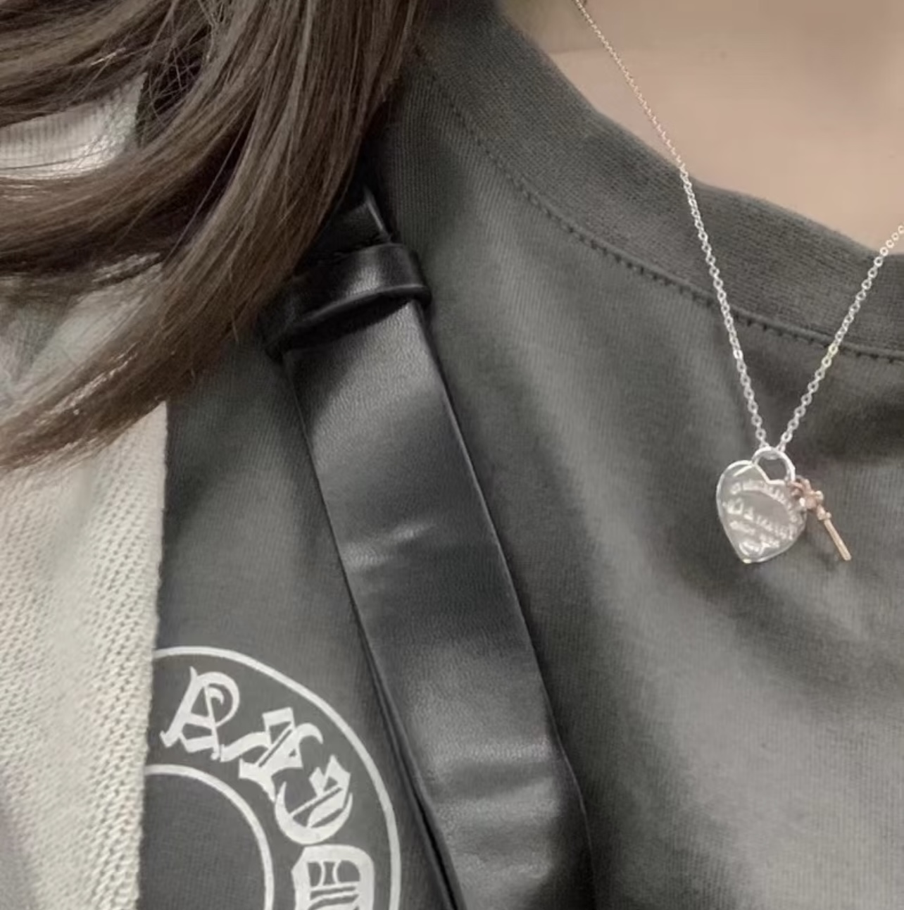 【Tiffany*帝芙尼最新款🆕🆕银色爱心钥匙项链】一致官网黄铜材质，非常的上镜‼️设计很特别值得入手。