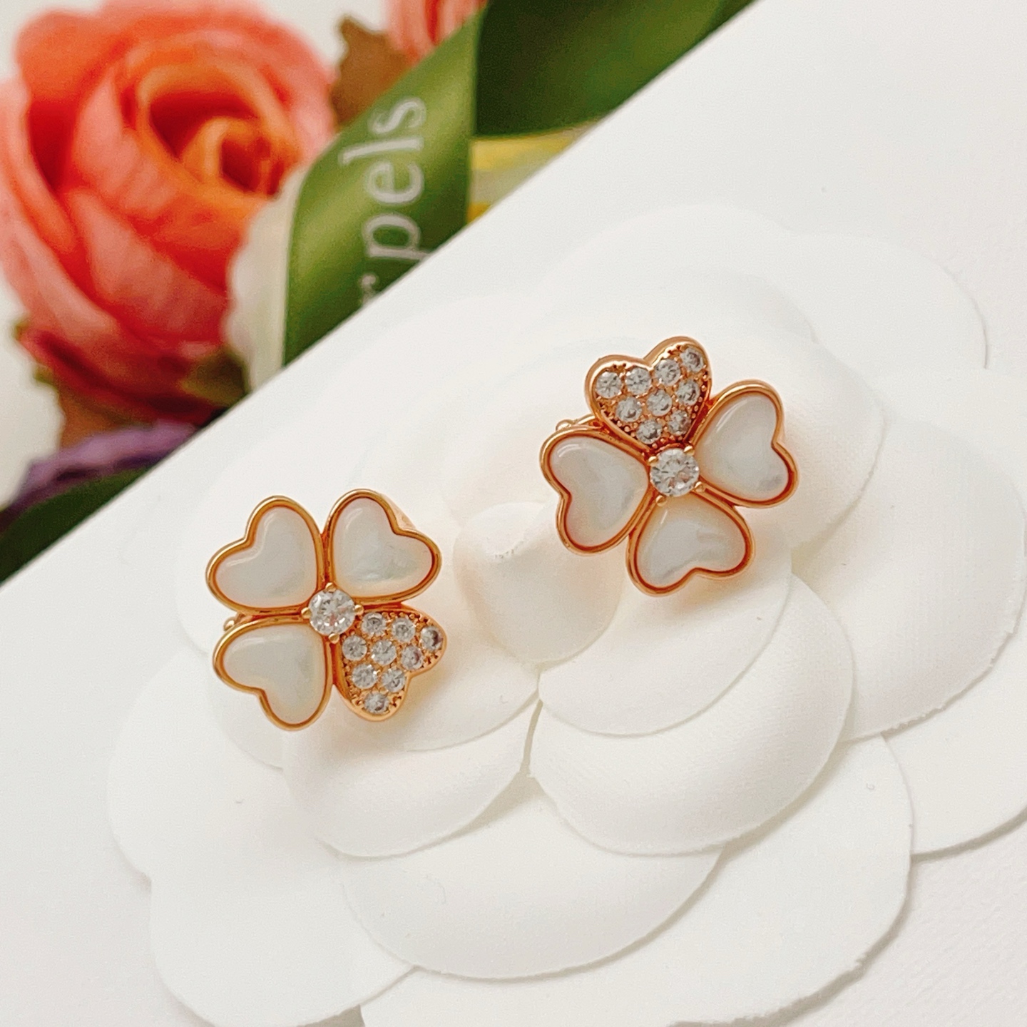 【VanCleef*ArPel*梵克雅宝最新款🆕🆕玫瑰金镶钻幸运草耳钉】一致官网黄铜材质，非常的上镜‼️