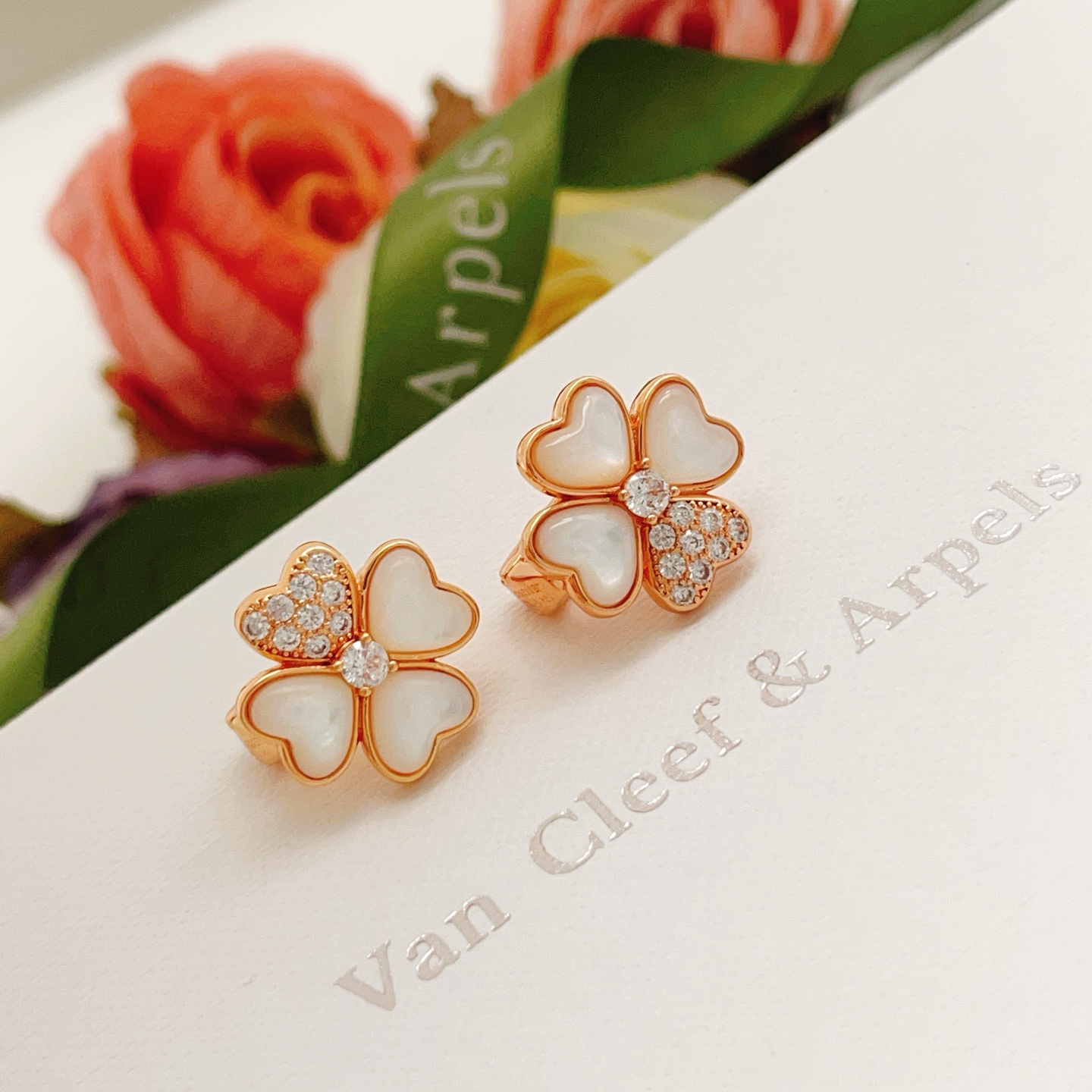 【VanCleef*ArPel*梵克雅宝最新款🆕🆕玫瑰金镶钻幸运草耳钉】一致官网黄铜材质，非常的上镜‼️
