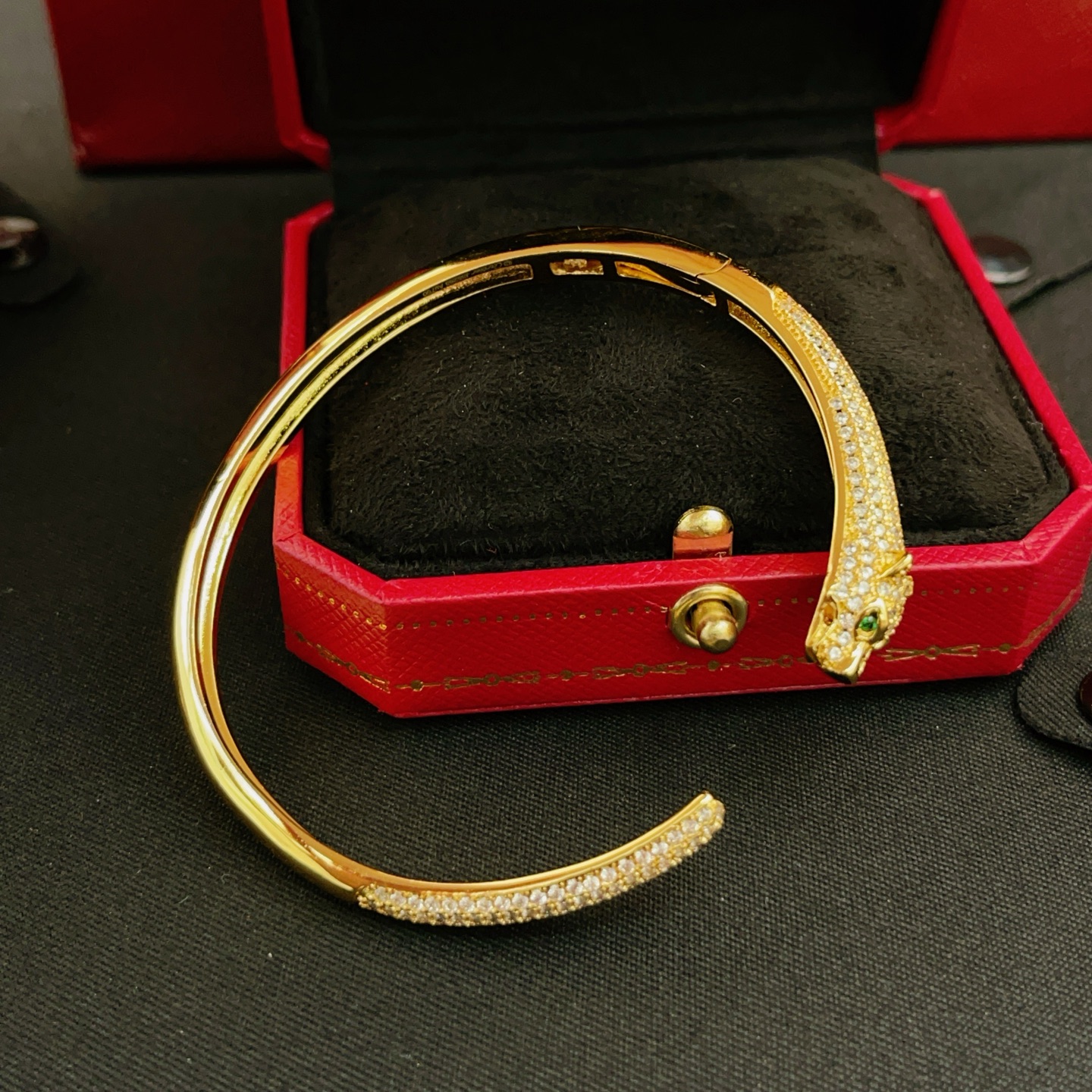 Cartier Cartie*最新款，非常的上镜‼ 设计很特别值得入手 高级手工坊系列