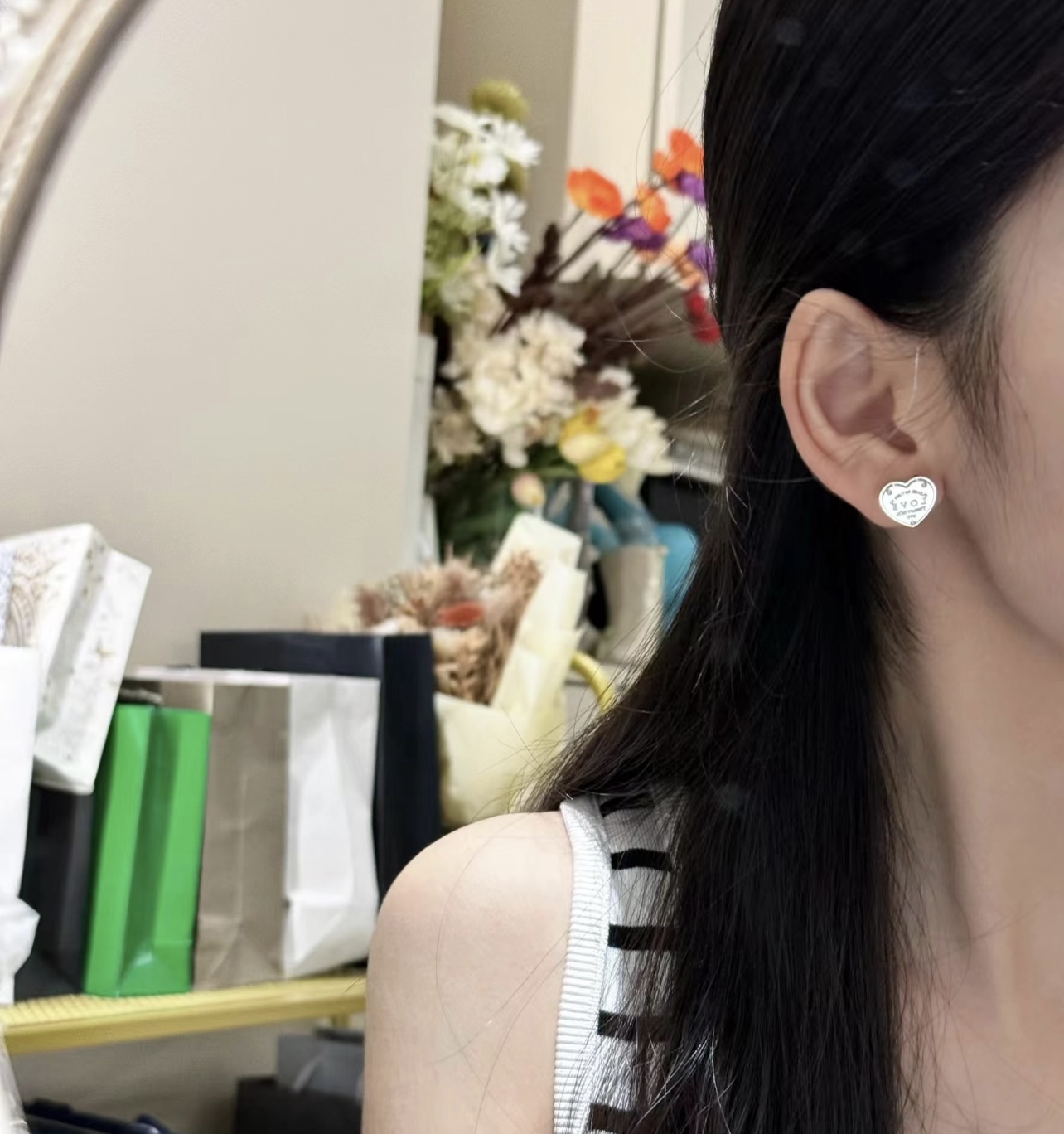 【Tiffany*帝芙尼最新款🆕🆕银色爱心耳钉】一致官网黄铜材质，非常的上镜‼️设计很特别值得入手。高级