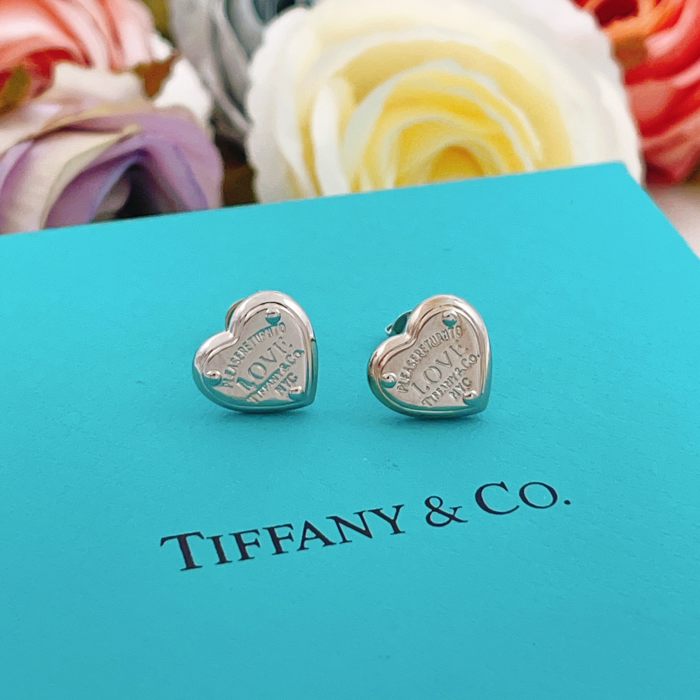 【Tiffany*帝芙尼最新款🆕🆕银色爱心耳钉】一致官网黄铜材质，非常的上镜‼️设计很特别值得入手。高级