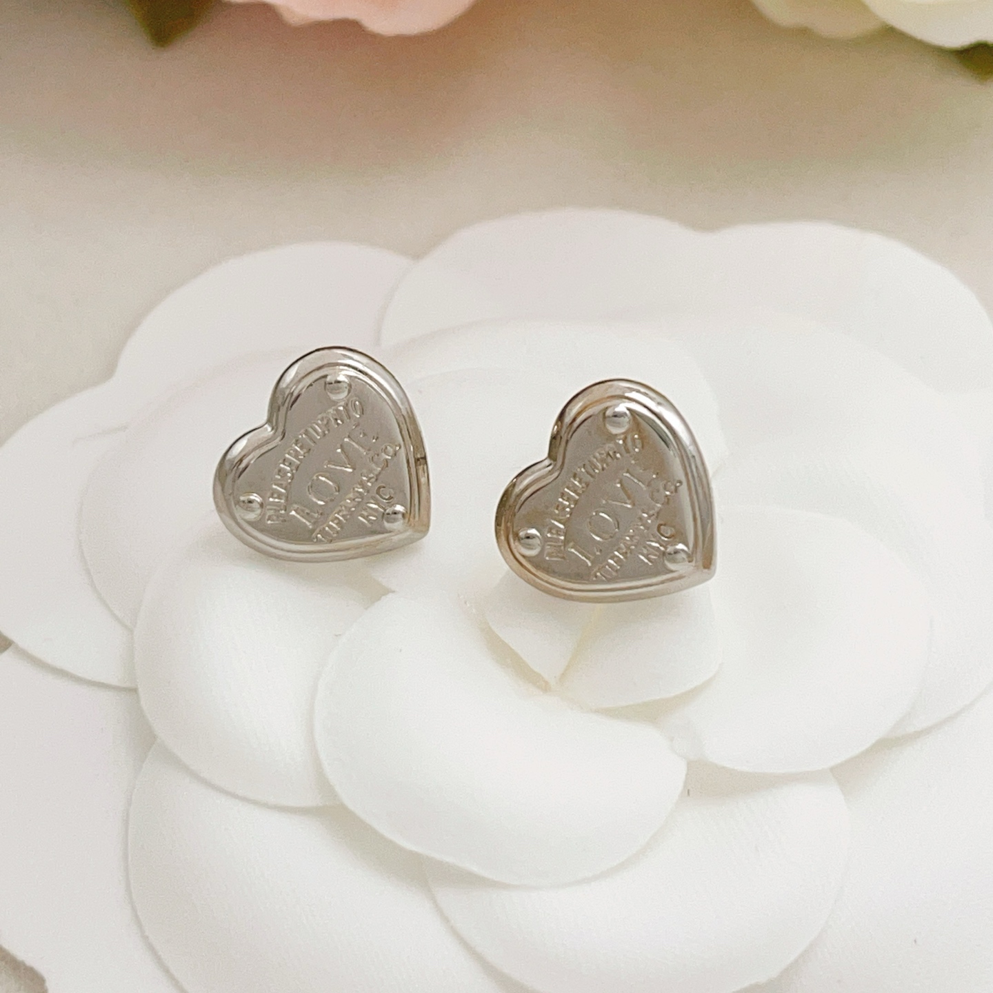 【Tiffany*帝芙尼最新款🆕🆕银色爱心耳钉】一致官网黄铜材质，非常的上镜‼️设计很特别值得入手。高级