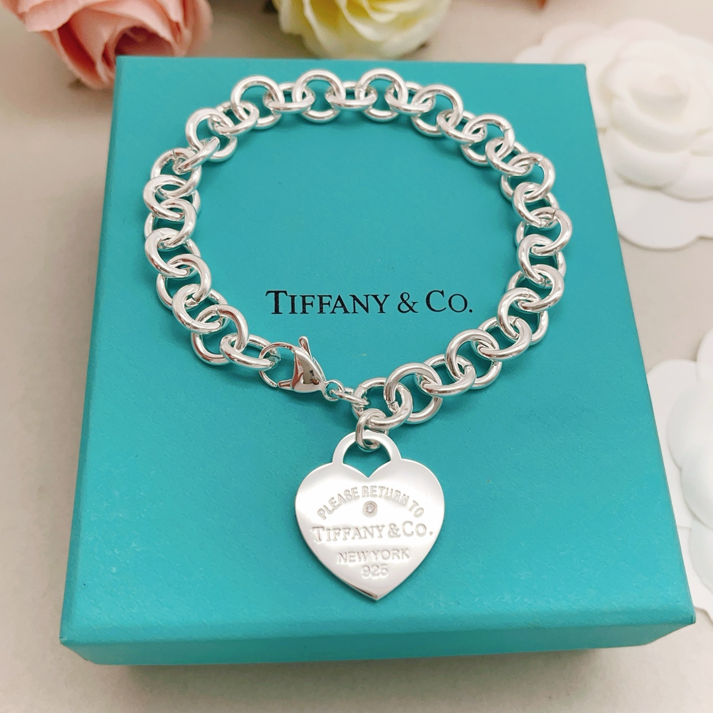【Tiffany*帝芙尼最新款🆕🆕银色单钻爱心手链】一致官网黄铜材质，非常的上镜‼️设计很特别值得入手。