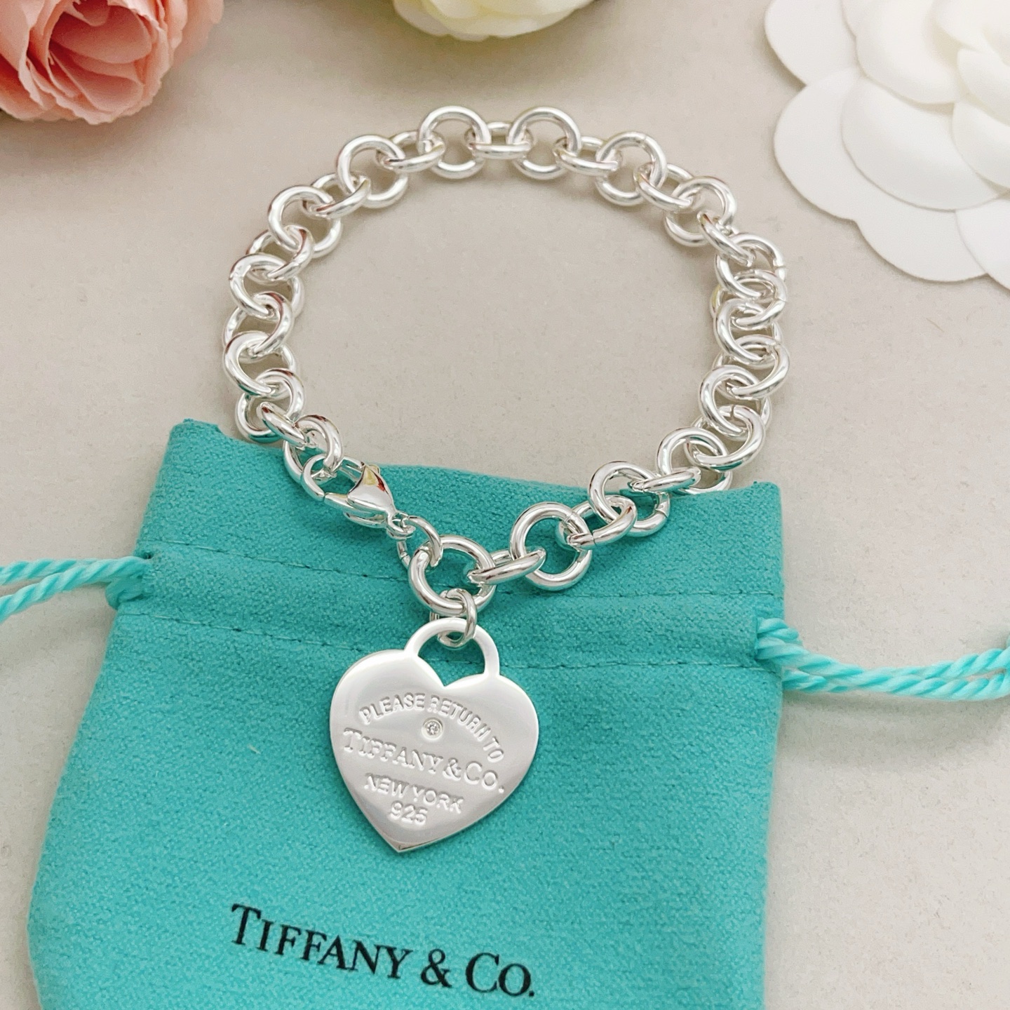 【Tiffany*帝芙尼最新款🆕🆕银色单钻爱心手链】一致官网黄铜材质，非常的上镜‼️设计很特别值得入手。