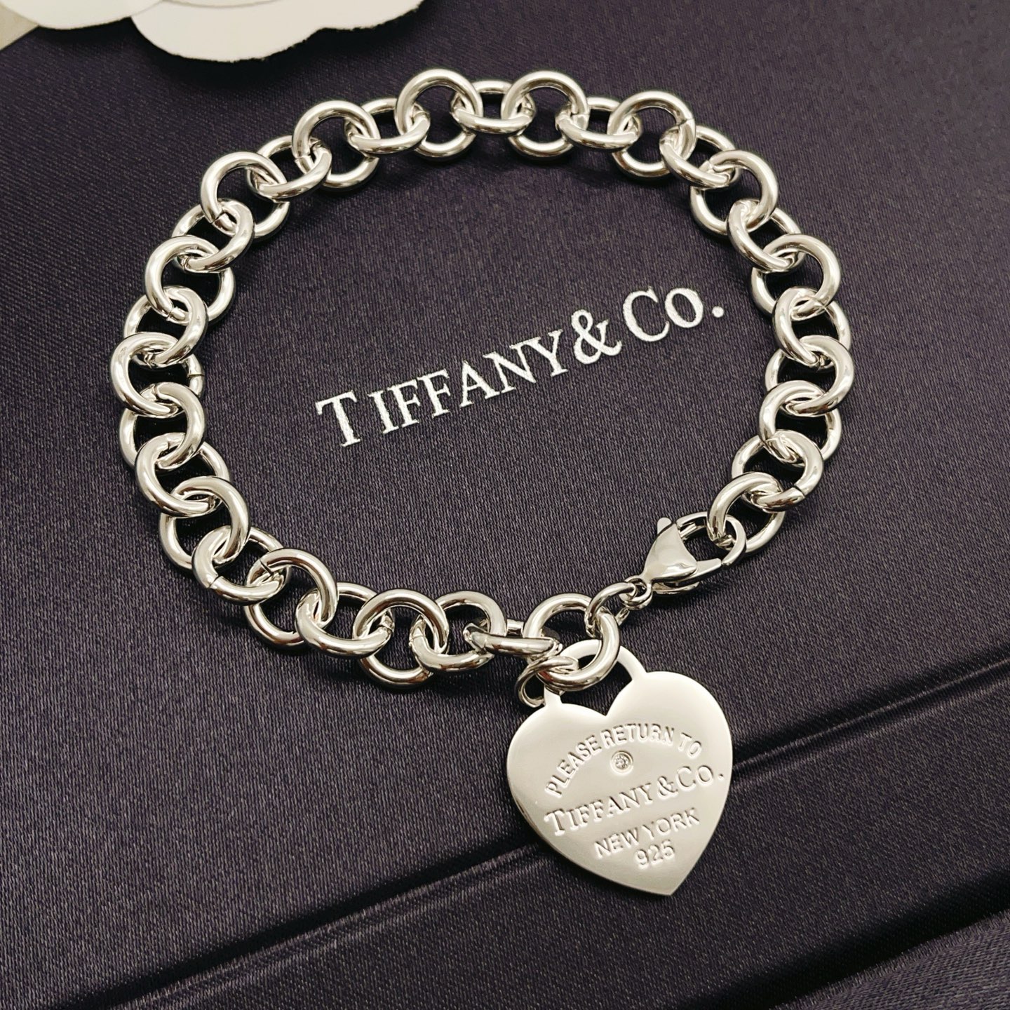 【Tiffany*帝芙尼最新款🆕🆕银色单钻爱心手链】一致官网黄铜材质，非常的上镜‼️设计很特别值得入手。